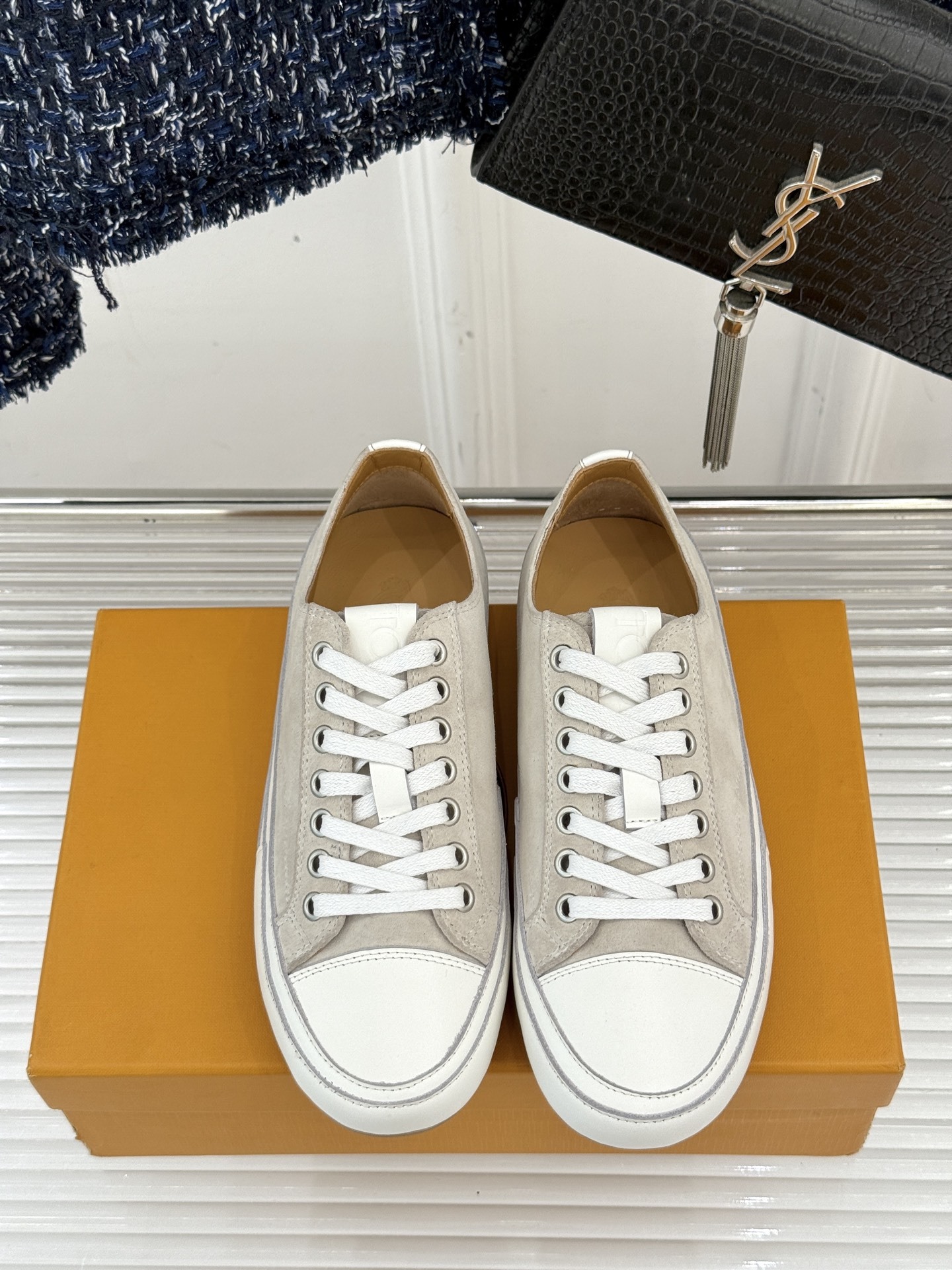 TOD'S 25WF新品豆豆小白鞋
在春天这个充满诗意与浪漫的季节
当我第一次看到这双鞋就爱惨了
就被
