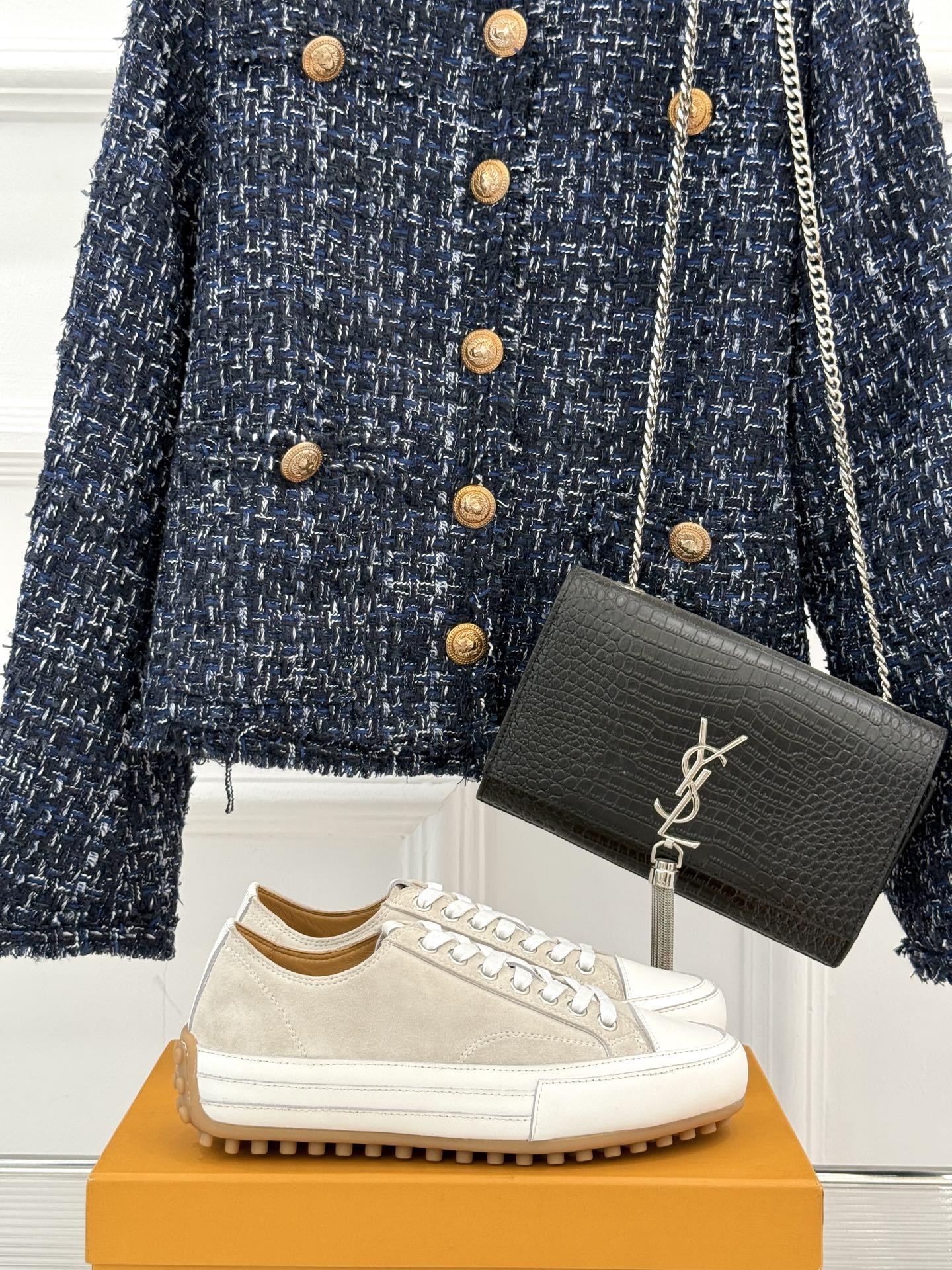 TOD'S 25WF新品豆豆小白鞋
在春天这个充满诗意与浪漫的季节
当我第一次看到这双鞋就爱惨了
就被