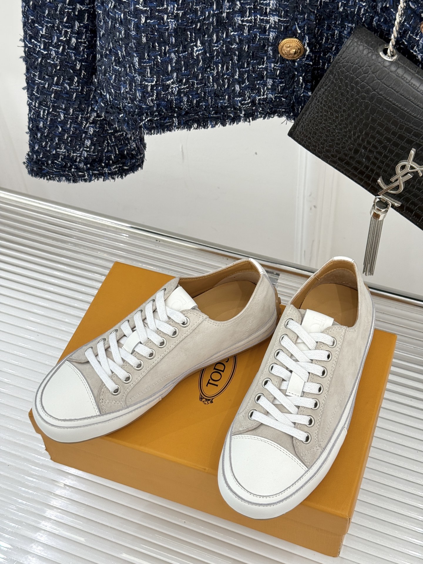 TOD'S 25WF新品豆豆小白鞋
在春天这个充满诗意与浪漫的季节
当我第一次看到这双鞋就爱惨了
就被