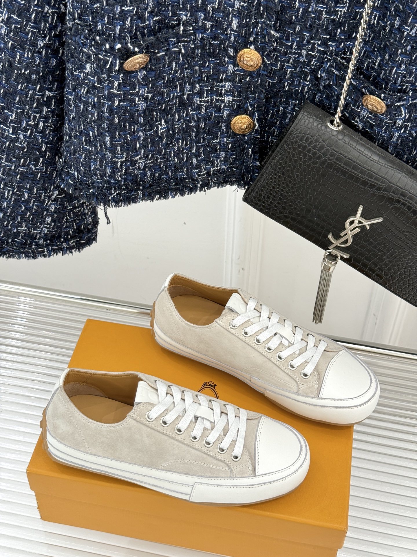 TOD'S 25WF新品豆豆小白鞋
在春天这个充满诗意与浪漫的季节
当我第一次看到这双鞋就爱惨了
就被