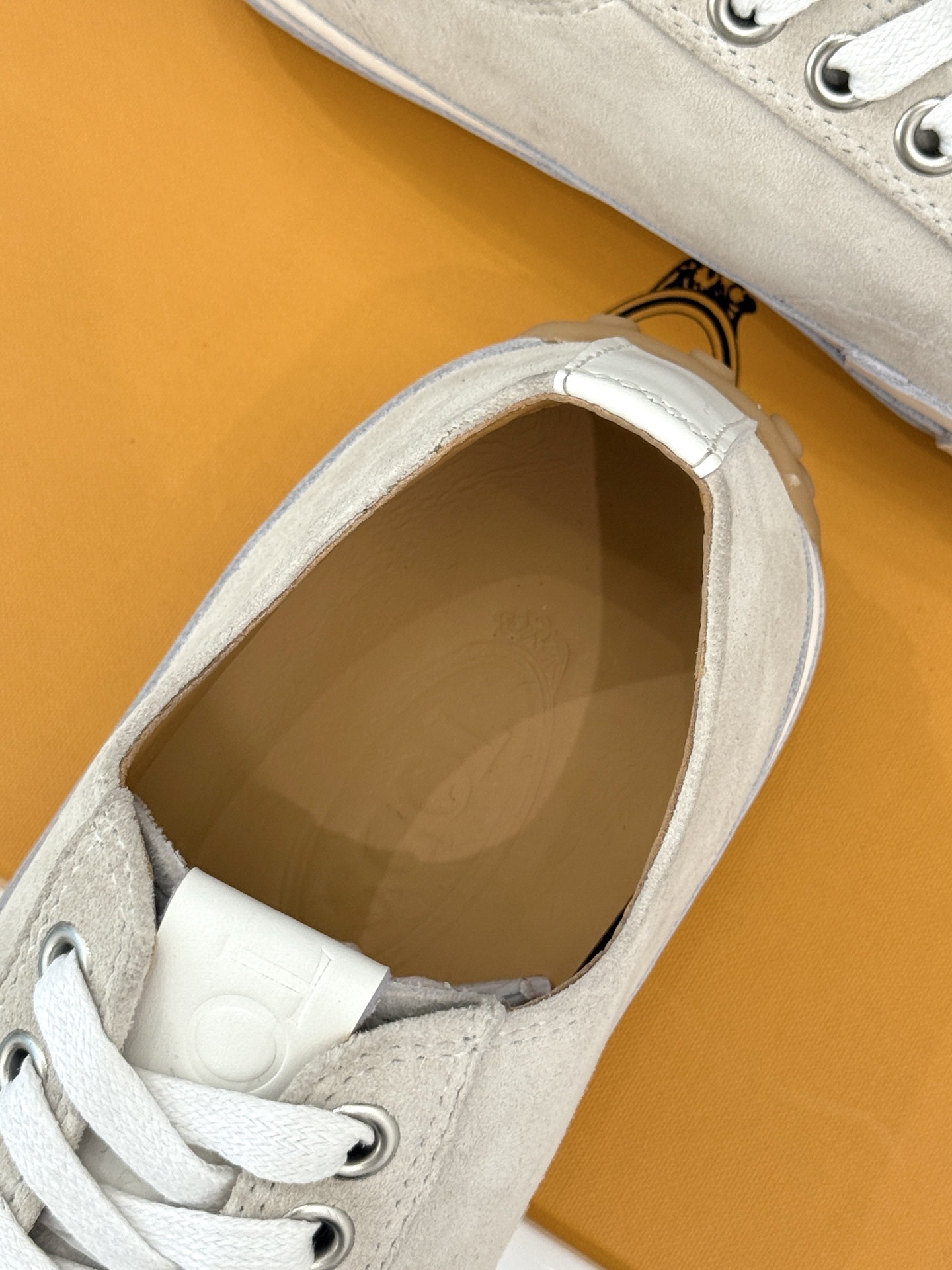TOD'S 25WF新品豆豆小白鞋
在春天这个充满诗意与浪漫的季节
当我第一次看到这双鞋就爱惨了
就被