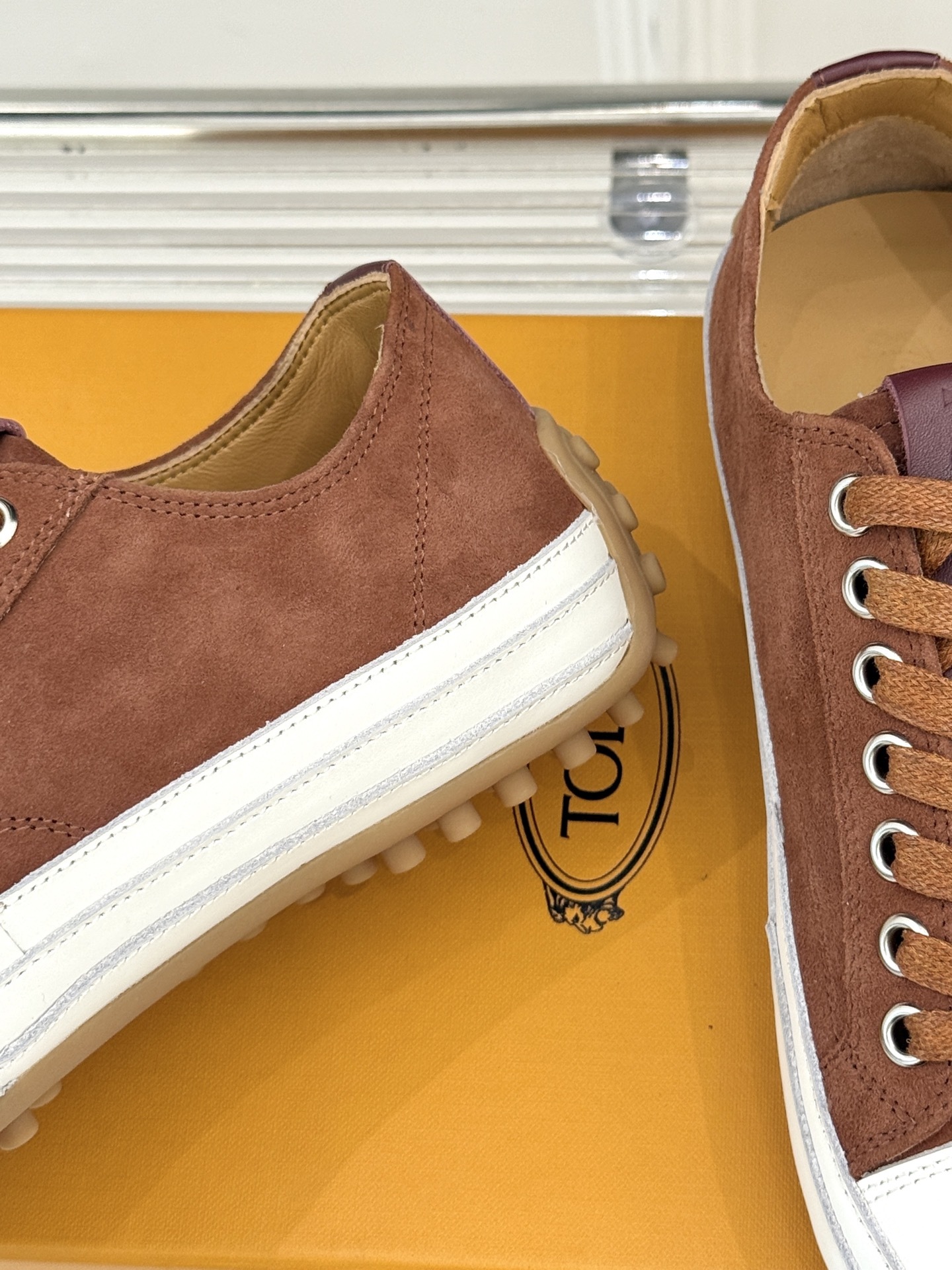 TOD'S 25WF新品豆豆小白鞋
在春天这个充满诗意与浪漫的季节
当我第一次看到这双鞋就爱惨了
就被