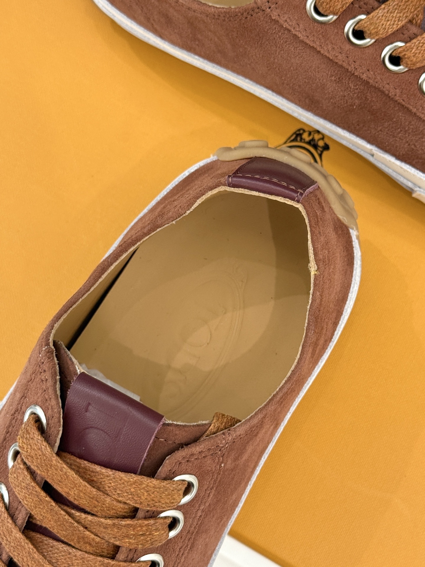 TOD'S 25WF新品豆豆小白鞋
在春天这个充满诗意与浪漫的季节
当我第一次看到这双鞋就爱惨了
就被