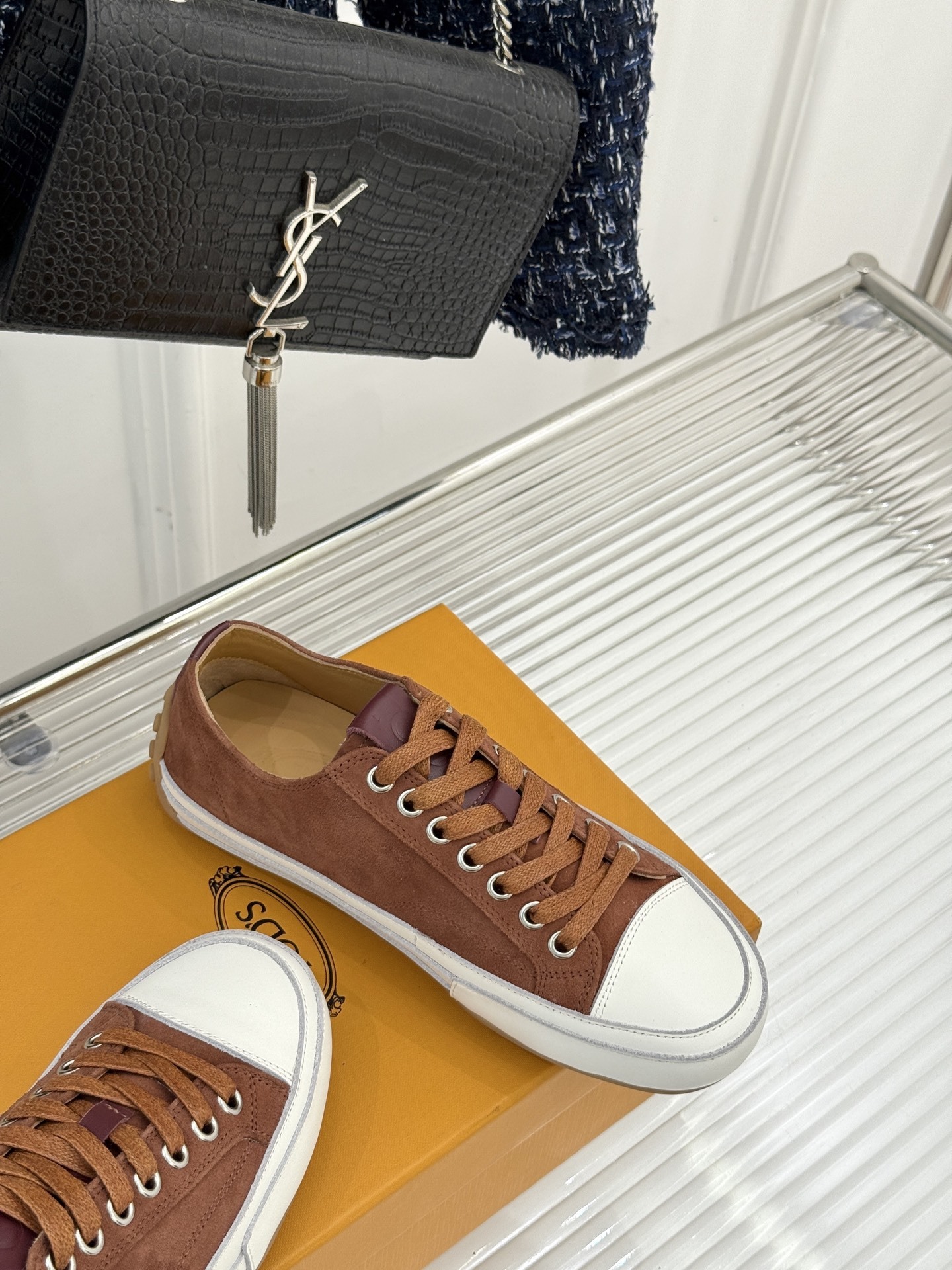 TOD'S 25WF新品豆豆小白鞋
在春天这个充满诗意与浪漫的季节
当我第一次看到这双鞋就爱惨了
就被