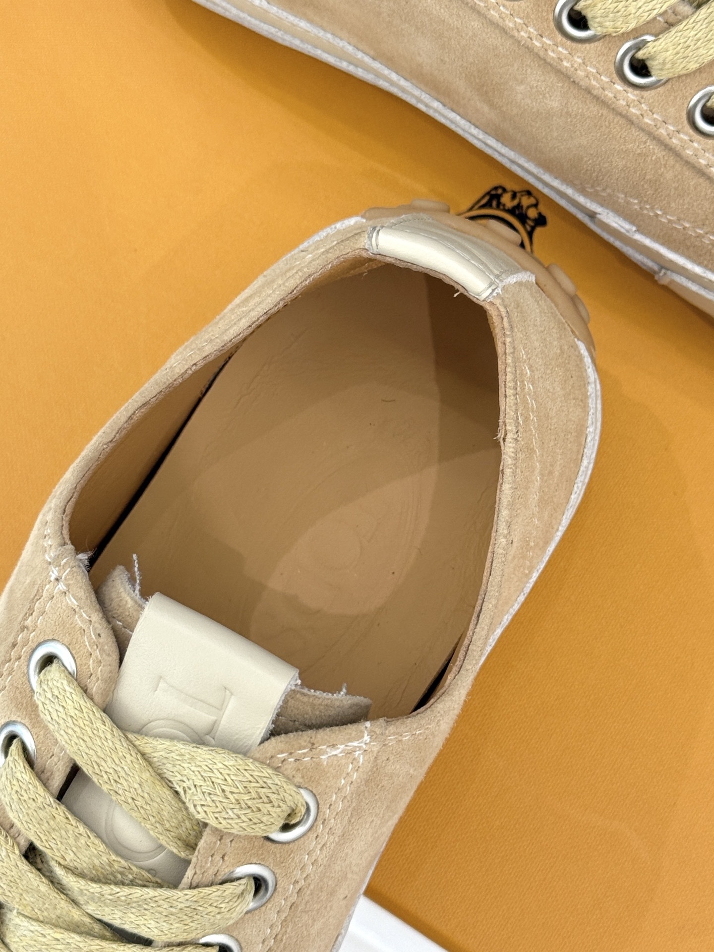 TOD'S 25WF新品豆豆小白鞋
在春天这个充满诗意与浪漫的季节
当我第一次看到这双鞋就爱惨了
就被