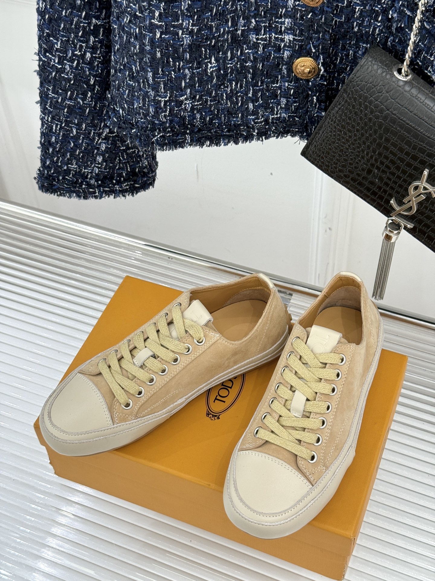 TOD'S 25WF新品豆豆小白鞋
在春天这个充满诗意与浪漫的季节
当我第一次看到这双鞋就爱惨了
就被