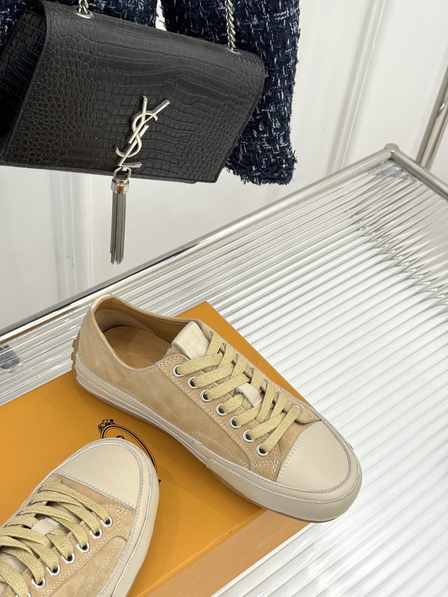 TOD'S 25WF新品豆豆小白鞋
在春天这个充满诗意与浪漫的季节
当我第一次看到这双鞋就爱惨了
就被