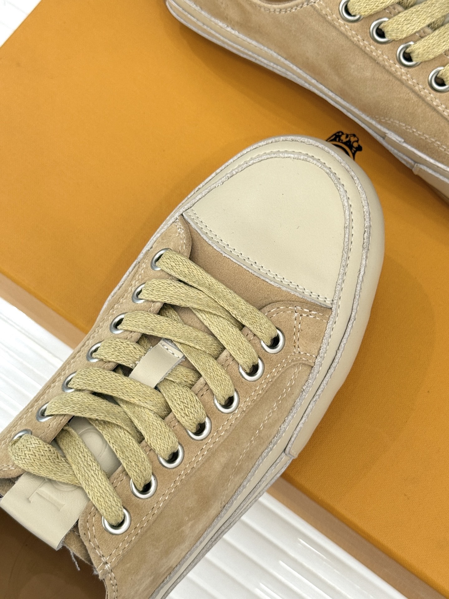 TOD'S 25WF新品豆豆小白鞋
在春天这个充满诗意与浪漫的季节
当我第一次看到这双鞋就爱惨了
就被