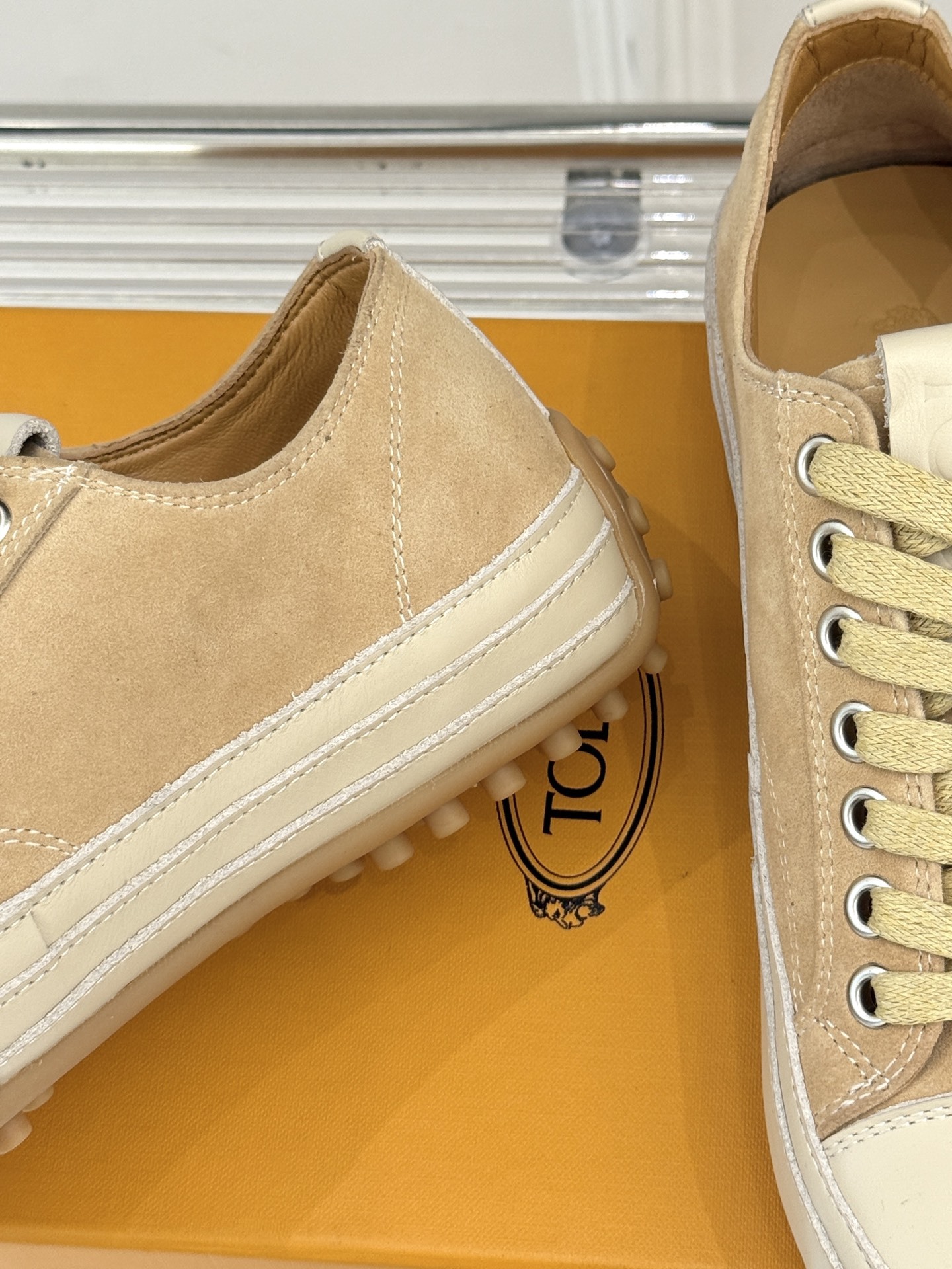TOD'S 25WF新品豆豆小白鞋
在春天这个充满诗意与浪漫的季节
当我第一次看到这双鞋就爱惨了
就被