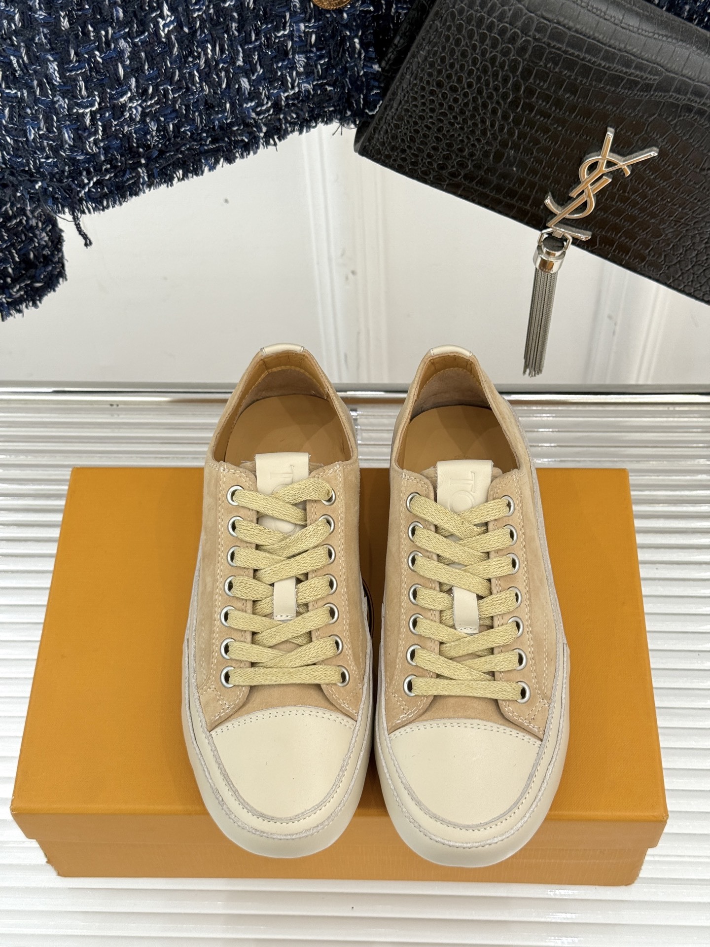 TOD'S 25WF新品豆豆小白鞋
在春天这个充满诗意与浪漫的季节
当我第一次看到这双鞋就爱惨了
就被