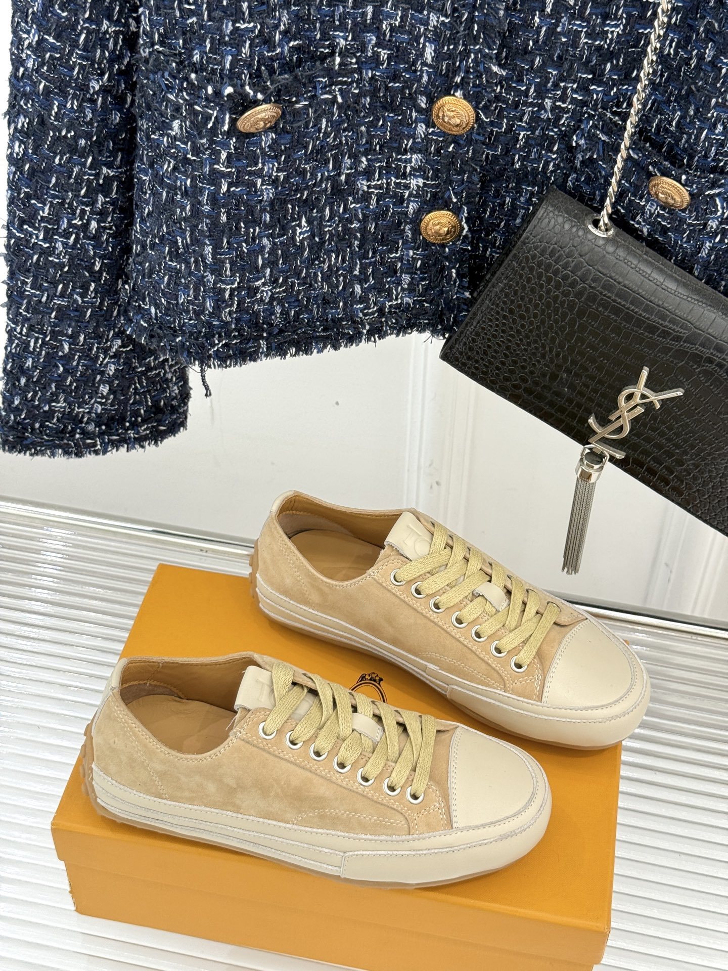 TOD'S 25WF新品豆豆小白鞋
在春天这个充满诗意与浪漫的季节
当我第一次看到这双鞋就爱惨了
就被