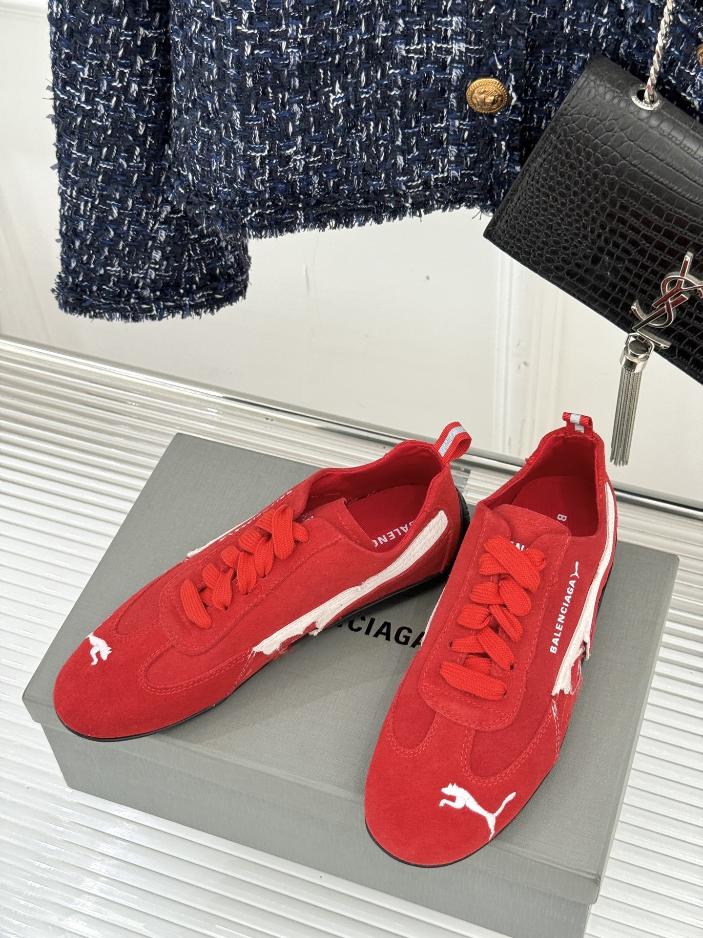 BALENCIAGA X 彪马联名情侣款德训鞋
时尚是一场永不停歇的对话
而BALENCIAGA与彪马