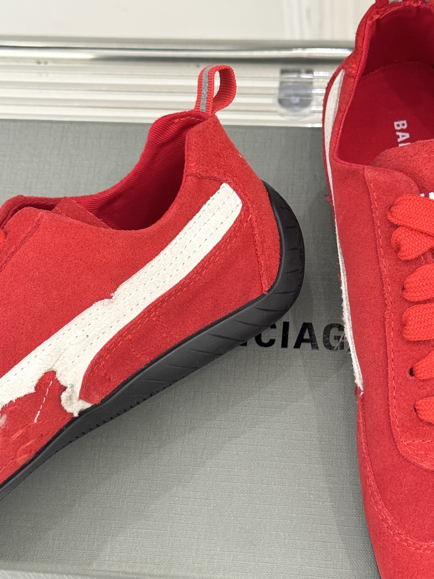 BALENCIAGA X 彪马联名情侣款德训鞋
时尚是一场永不停歇的对话
而BALENCIAGA与彪马