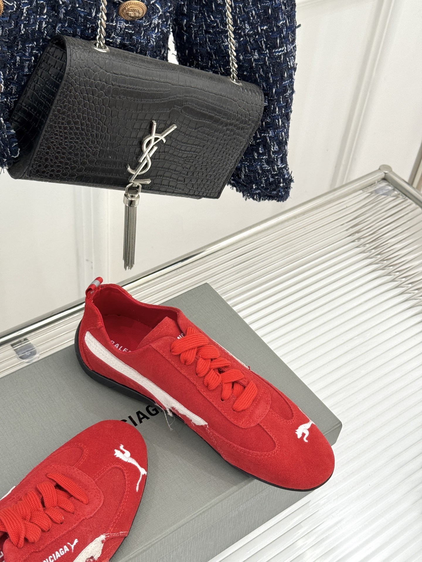BALENCIAGA X 彪马联名情侣款德训鞋
时尚是一场永不停歇的对话
而BALENCIAGA与彪马