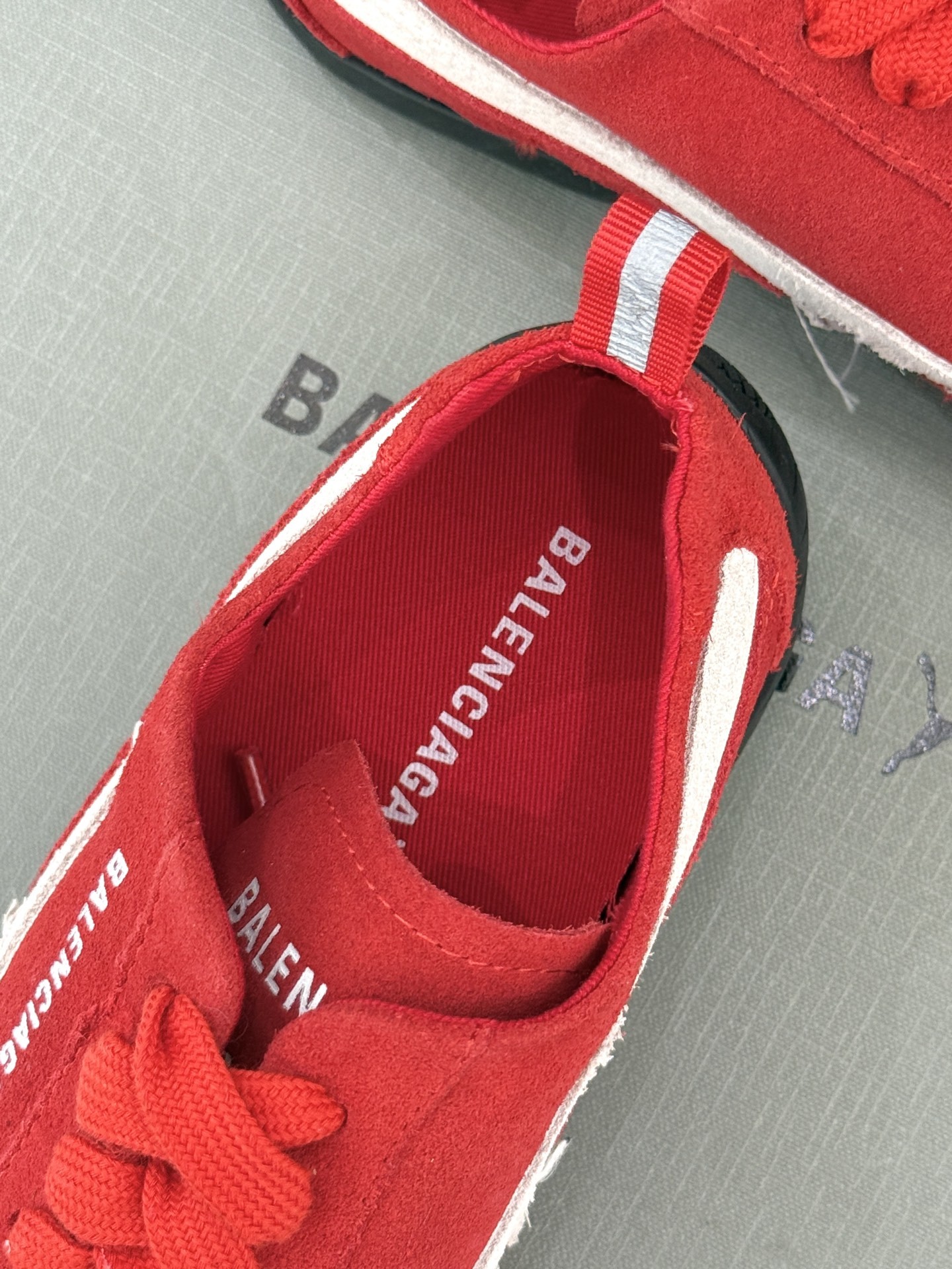 BALENCIAGA X 彪马联名情侣款德训鞋
时尚是一场永不停歇的对话
而BALENCIAGA与彪马