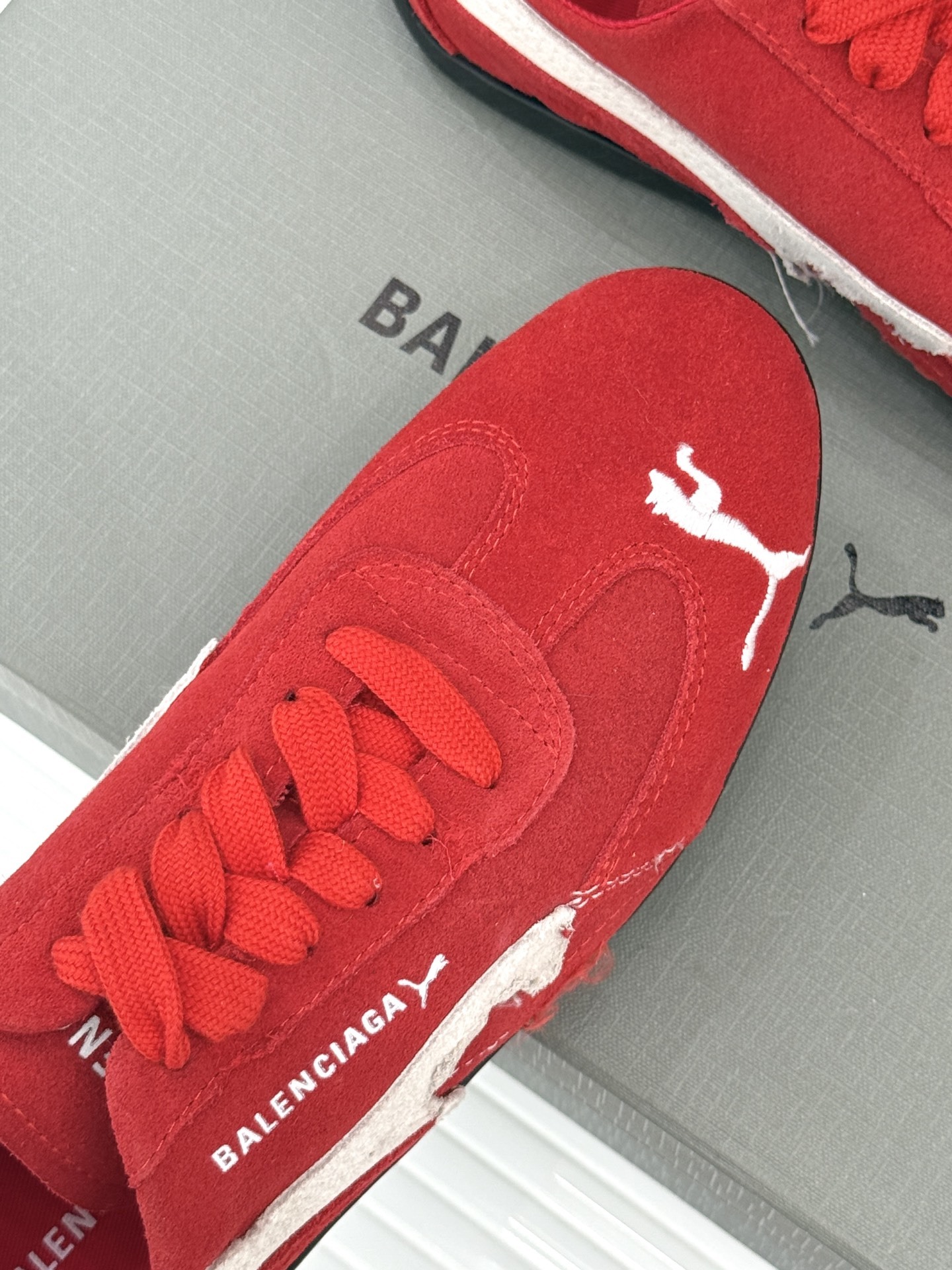 BALENCIAGA X 彪马联名情侣款德训鞋
时尚是一场永不停歇的对话
而BALENCIAGA与彪马