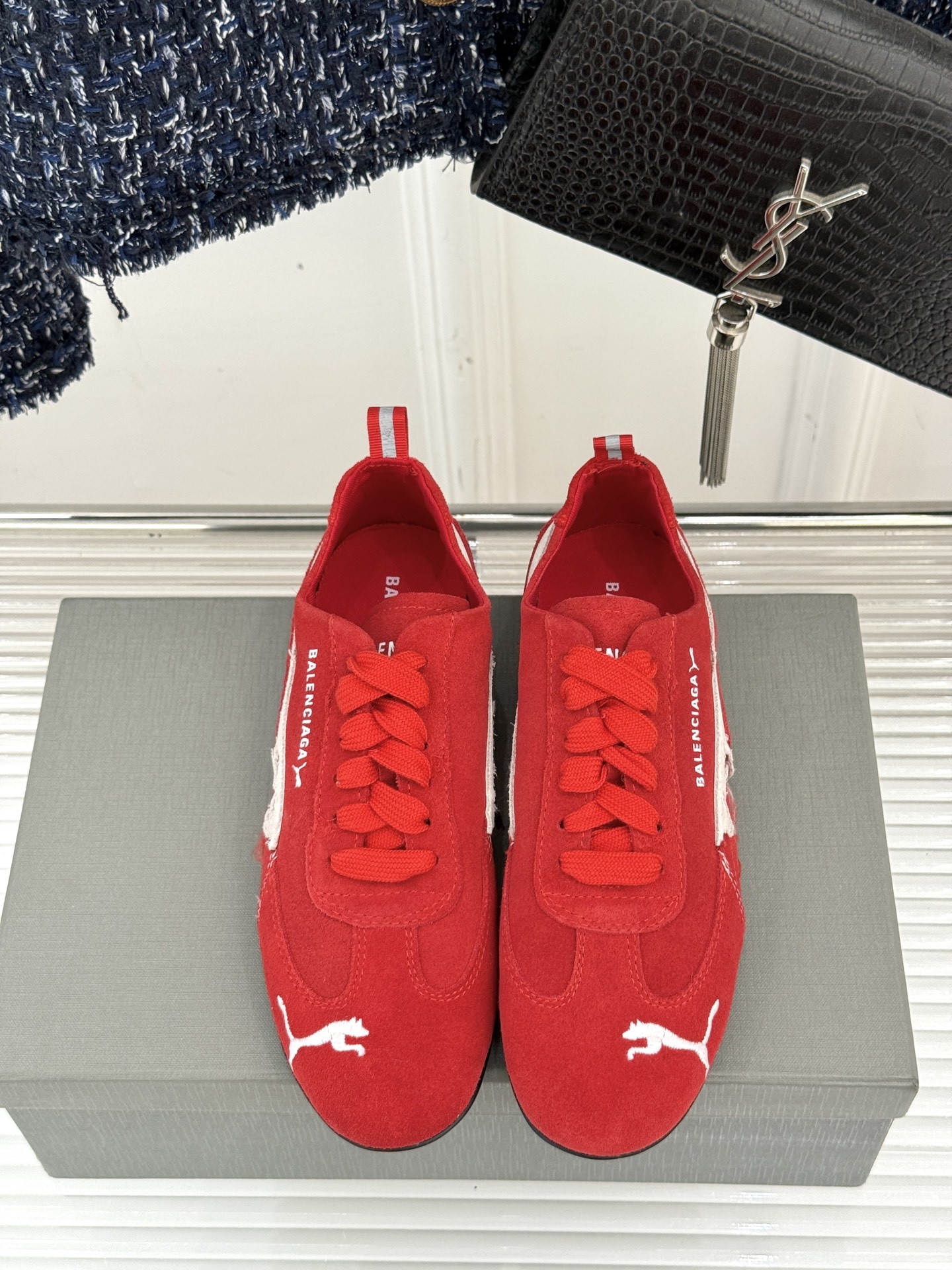 BALENCIAGA X 彪马联名情侣款德训鞋
时尚是一场永不停歇的对话
而BALENCIAGA与彪马