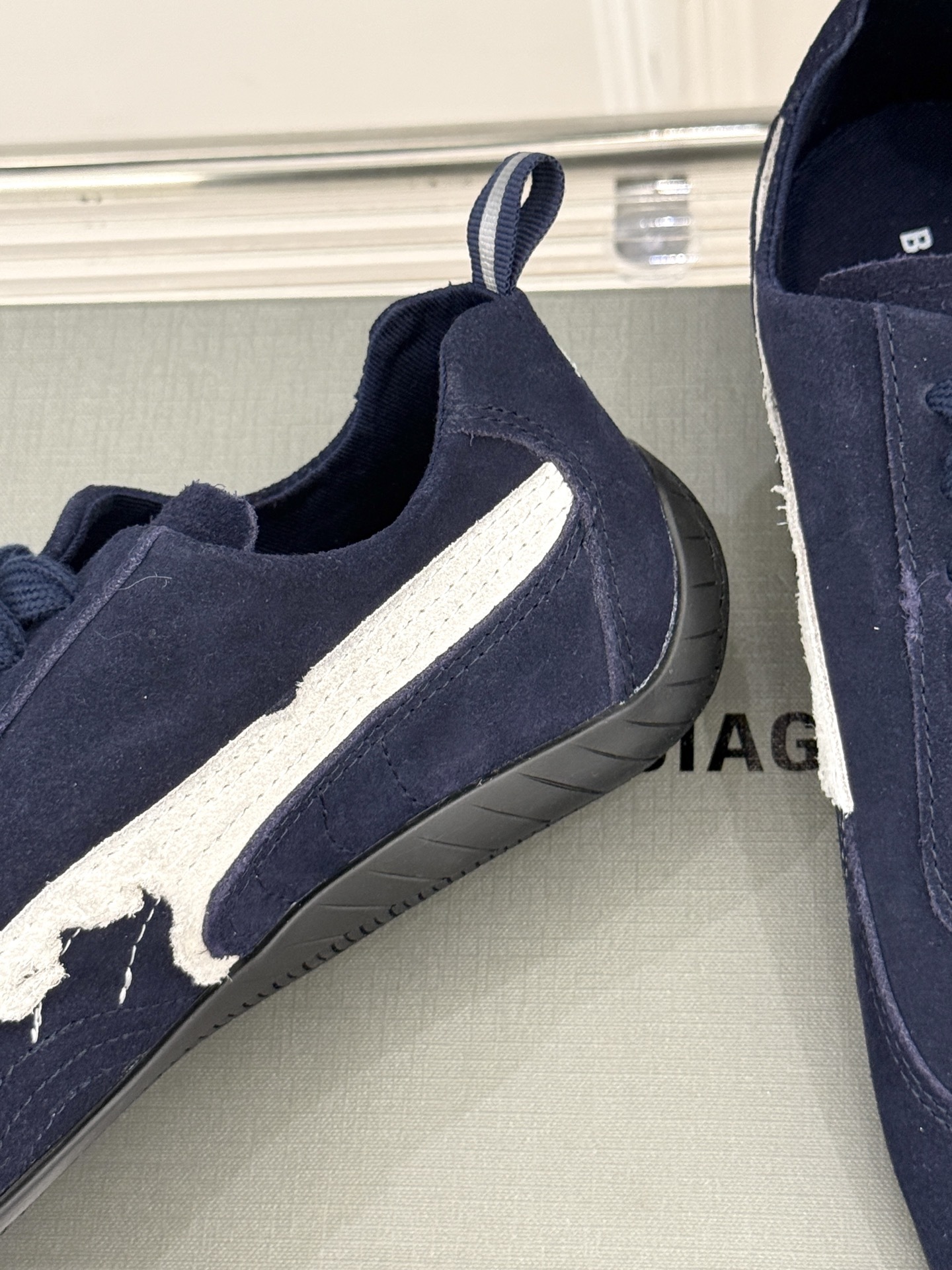 BALENCIAGA X 彪马联名情侣款德训鞋
时尚是一场永不停歇的对话
而BALENCIAGA与彪马