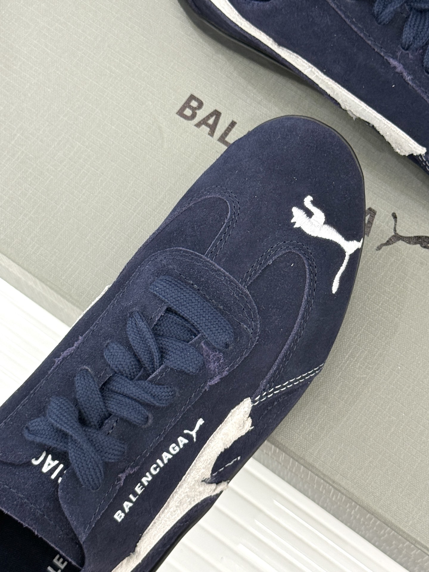 BALENCIAGA X 彪马联名情侣款德训鞋
时尚是一场永不停歇的对话
而BALENCIAGA与彪马