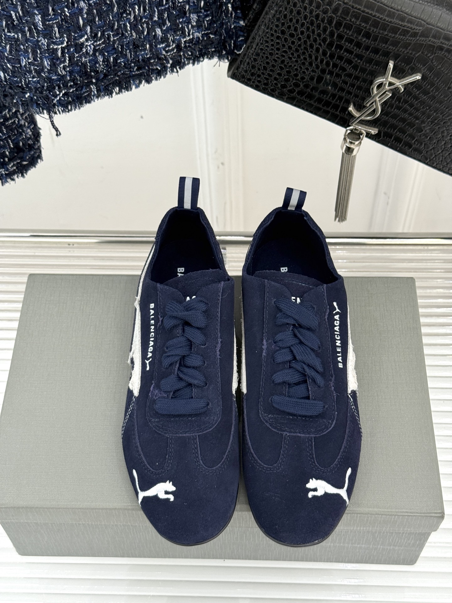 BALENCIAGA X 彪马联名情侣款德训鞋
时尚是一场永不停歇的对话
而BALENCIAGA与彪马