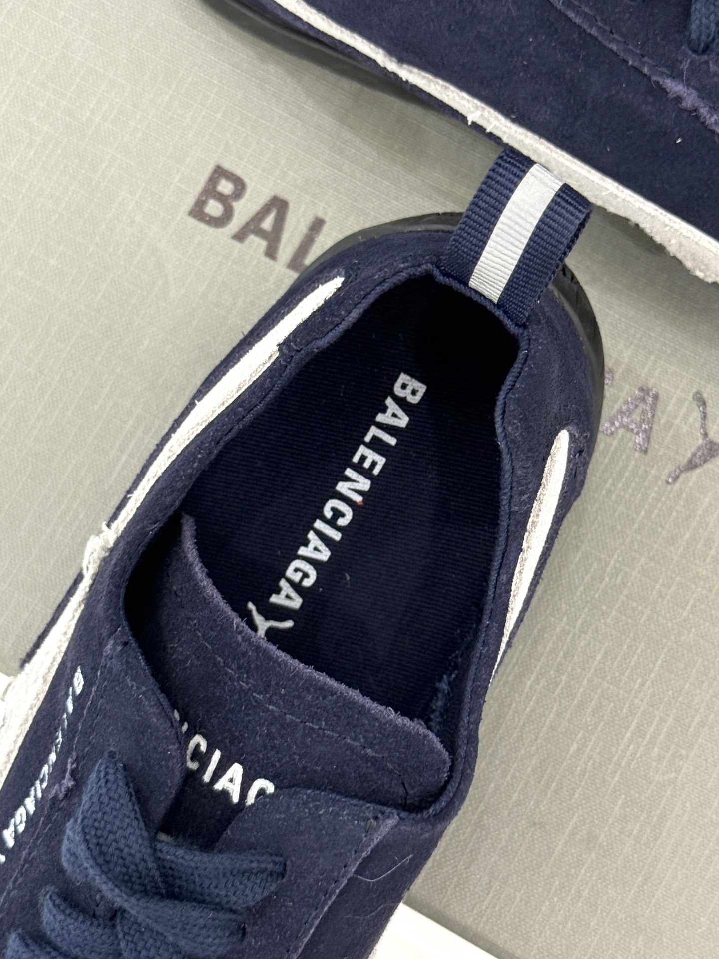 BALENCIAGA X 彪马联名情侣款德训鞋
时尚是一场永不停歇的对话
而BALENCIAGA与彪马