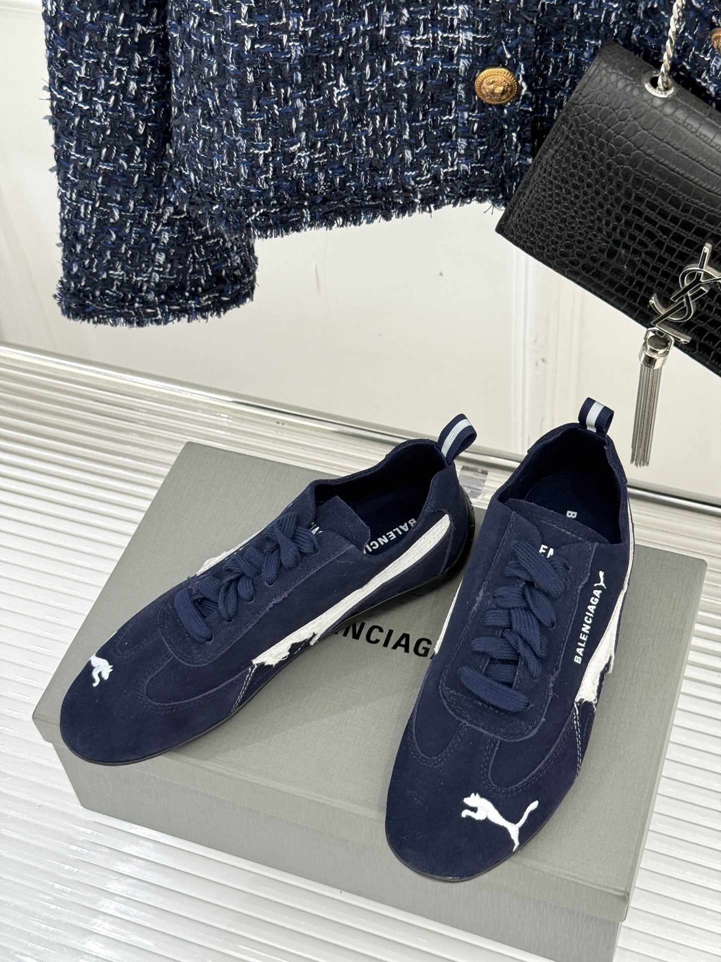 BALENCIAGA X 彪马联名情侣款德训鞋
时尚是一场永不停歇的对话
而BALENCIAGA与彪马
