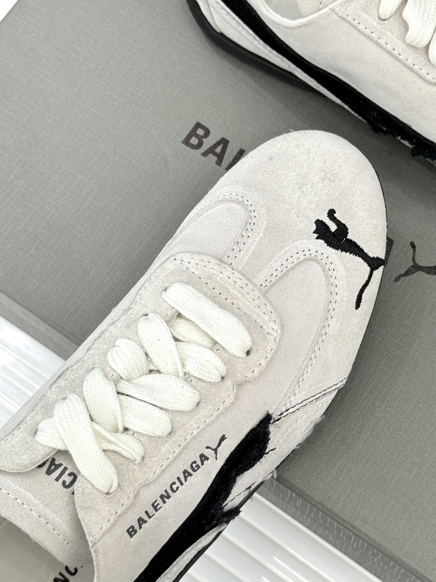 BALENCIAGA X 彪马联名情侣款德训鞋
时尚是一场永不停歇的对话
而BALENCIAGA与彪马