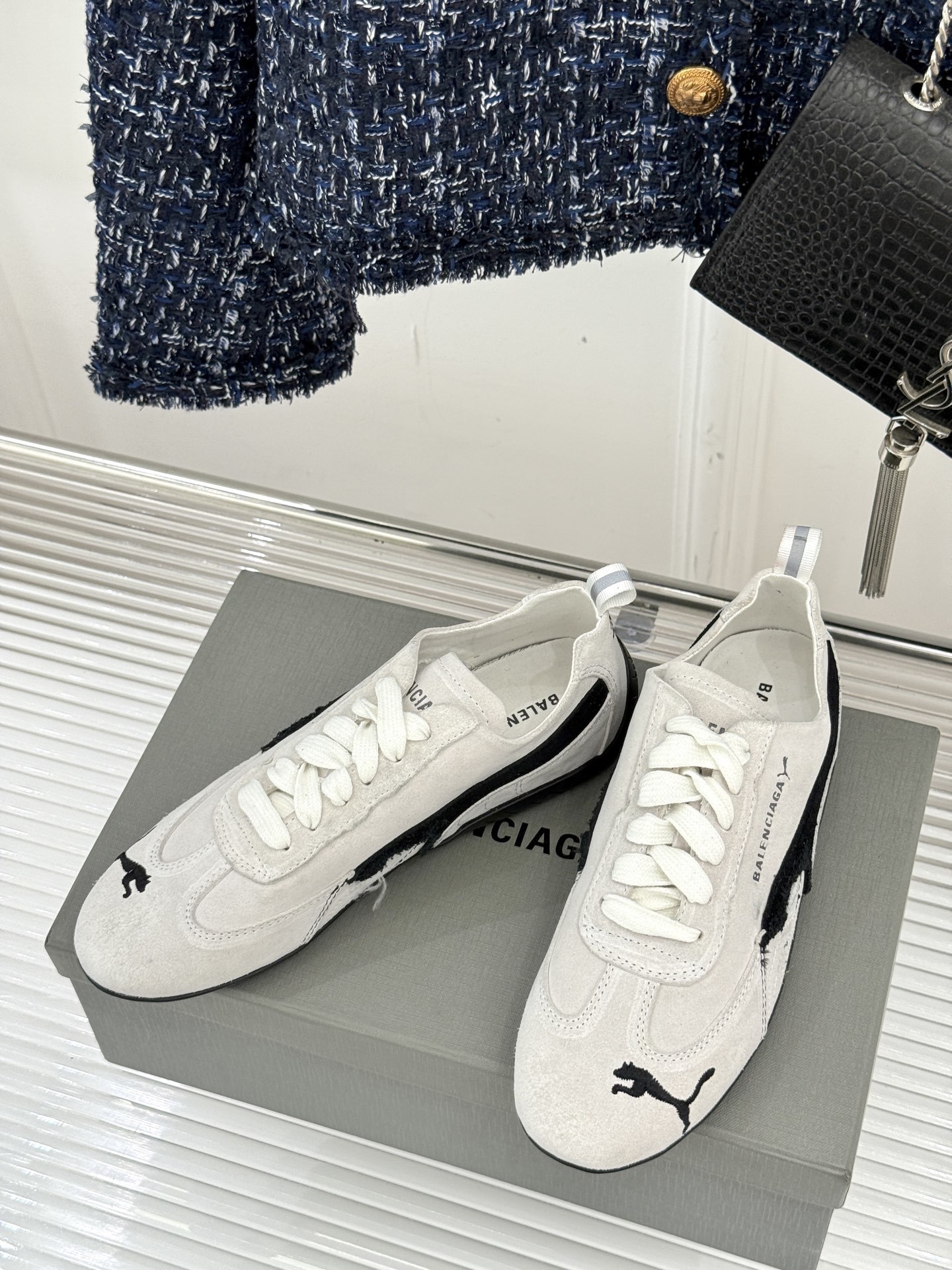 BALENCIAGA X 彪马联名情侣款德训鞋
时尚是一场永不停歇的对话
而BALENCIAGA与彪马
