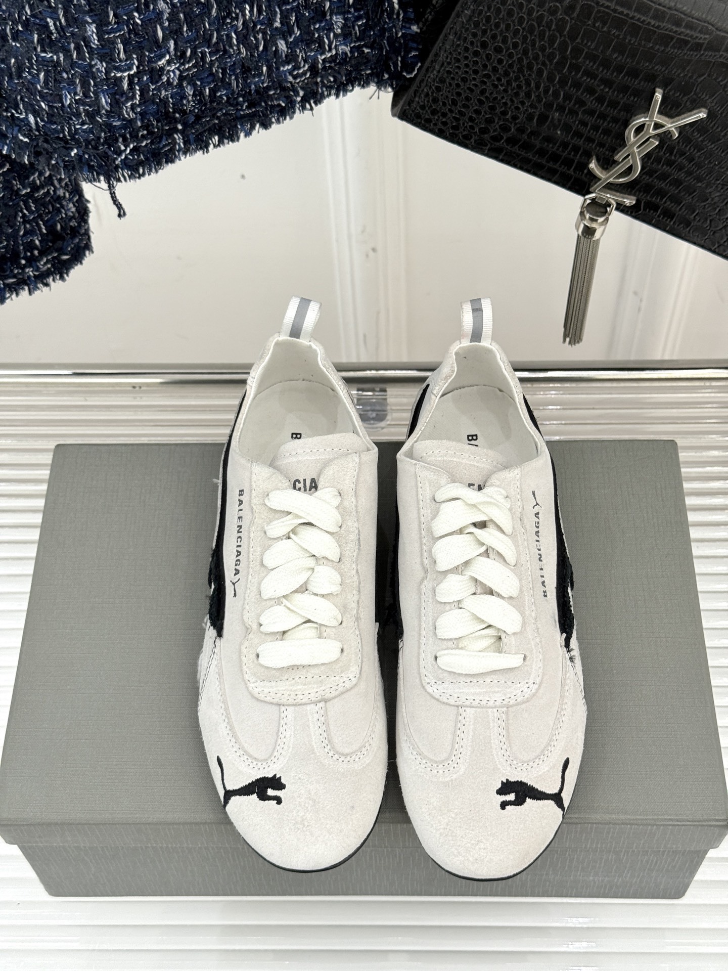BALENCIAGA X 彪马联名情侣款德训鞋
时尚是一场永不停歇的对话
而BALENCIAGA与彪马