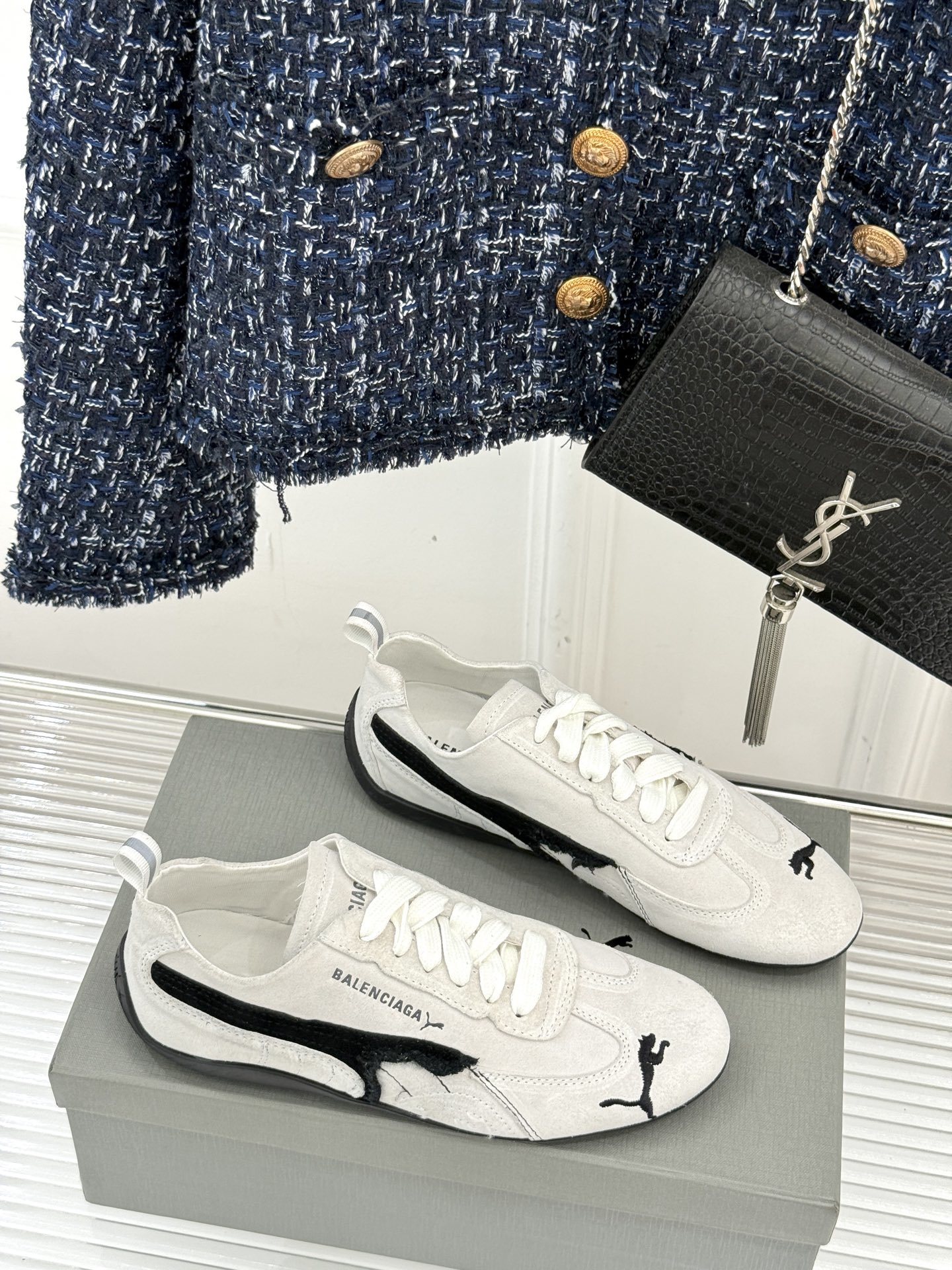 BALENCIAGA X 彪马联名情侣款德训鞋
时尚是一场永不停歇的对话
而BALENCIAGA与彪马