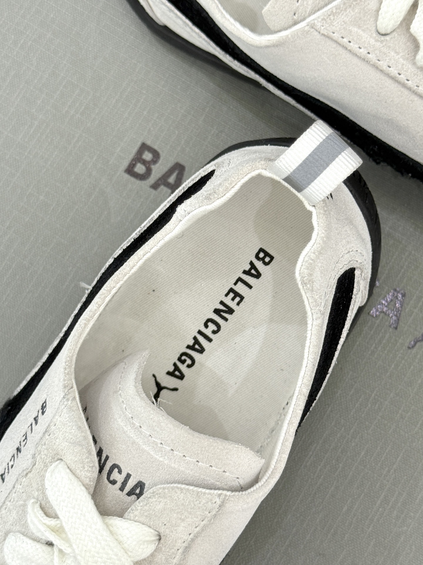BALENCIAGA X 彪马联名情侣款德训鞋
时尚是一场永不停歇的对话
而BALENCIAGA与彪马