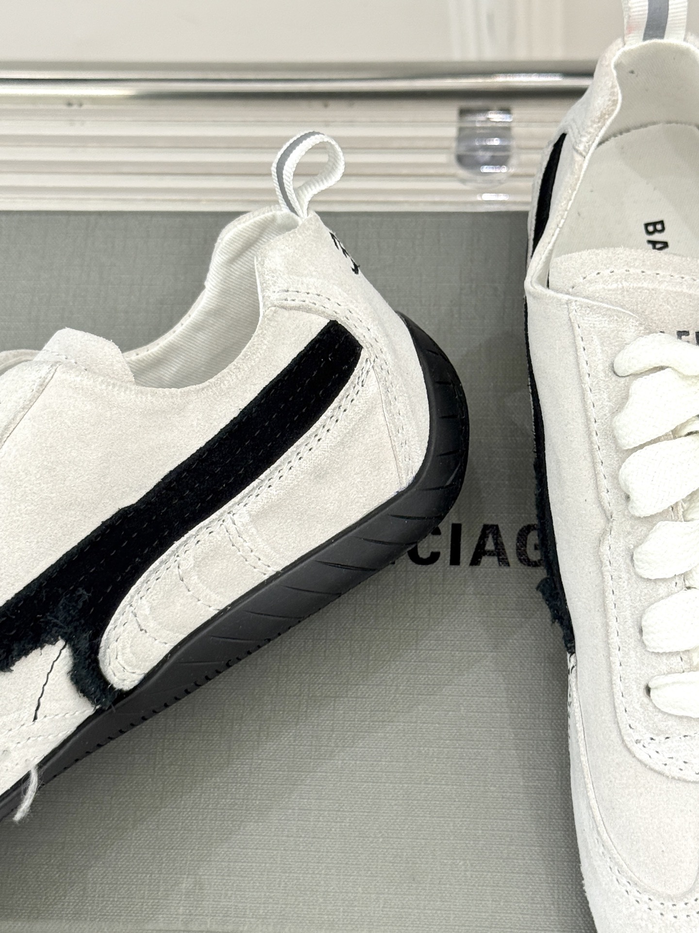 BALENCIAGA X 彪马联名情侣款德训鞋
时尚是一场永不停歇的对话
而BALENCIAGA与彪马