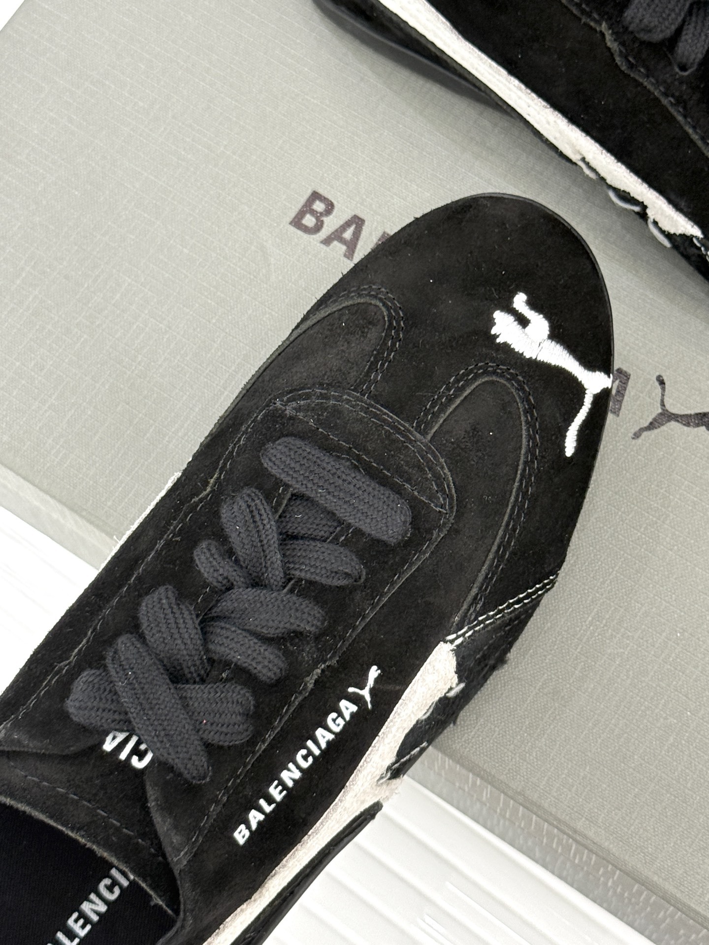 BALENCIAGA X 彪马联名情侣款德训鞋
时尚是一场永不停歇的对话
而BALENCIAGA与彪马