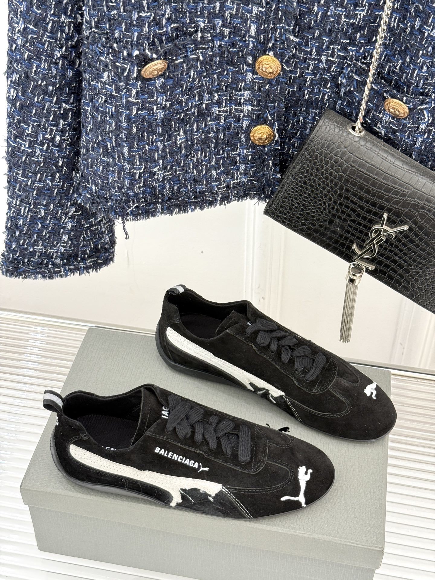 BALENCIAGA X 彪马联名情侣款德训鞋
时尚是一场永不停歇的对话
而BALENCIAGA与彪马