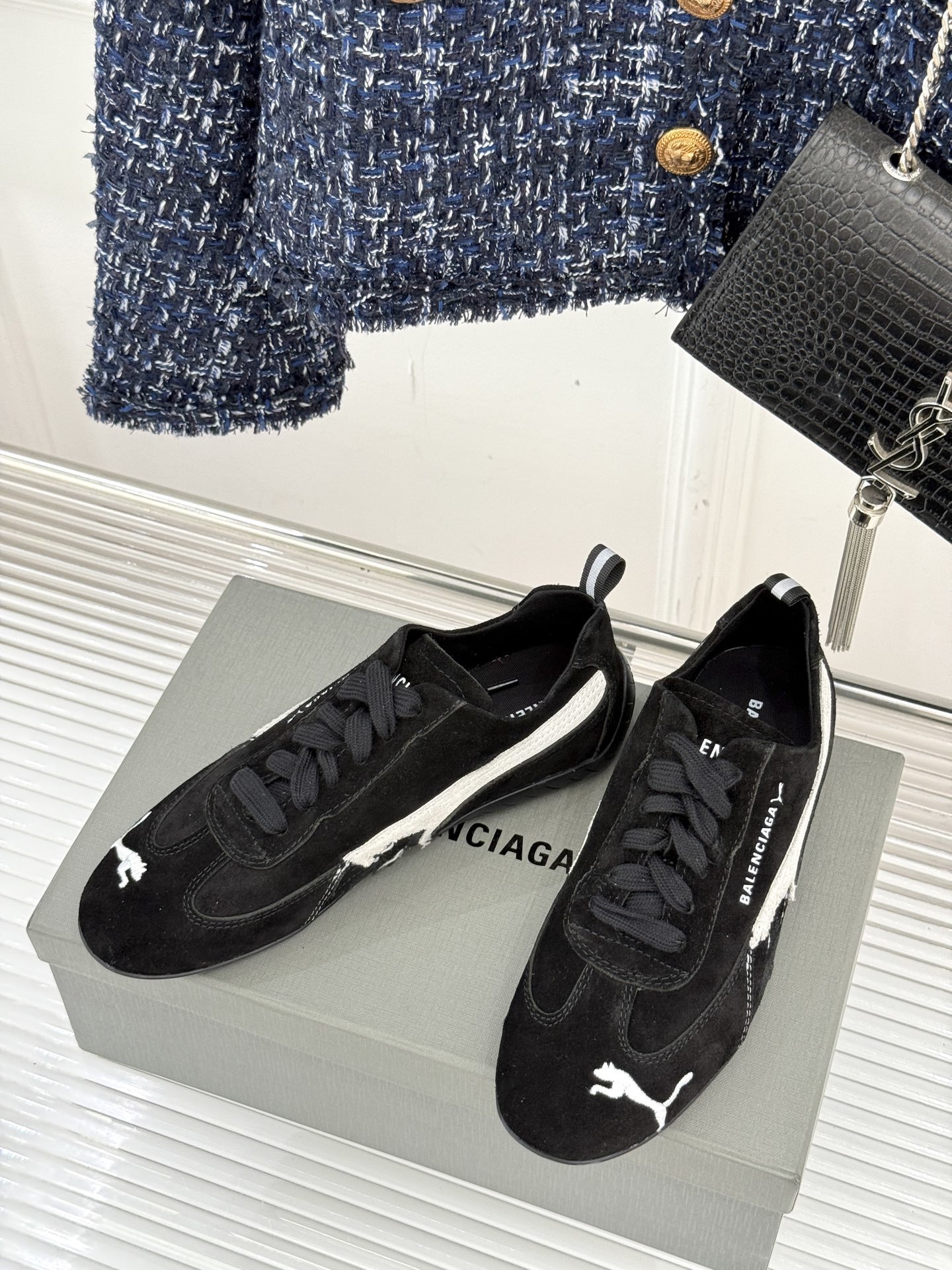 BALENCIAGA X 彪马联名情侣款德训鞋
时尚是一场永不停歇的对话
而BALENCIAGA与彪马
