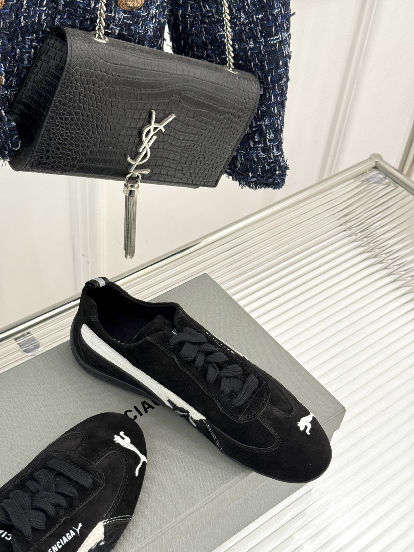 BALENCIAGA X 彪马联名情侣款德训鞋
时尚是一场永不停歇的对话
而BALENCIAGA与彪马