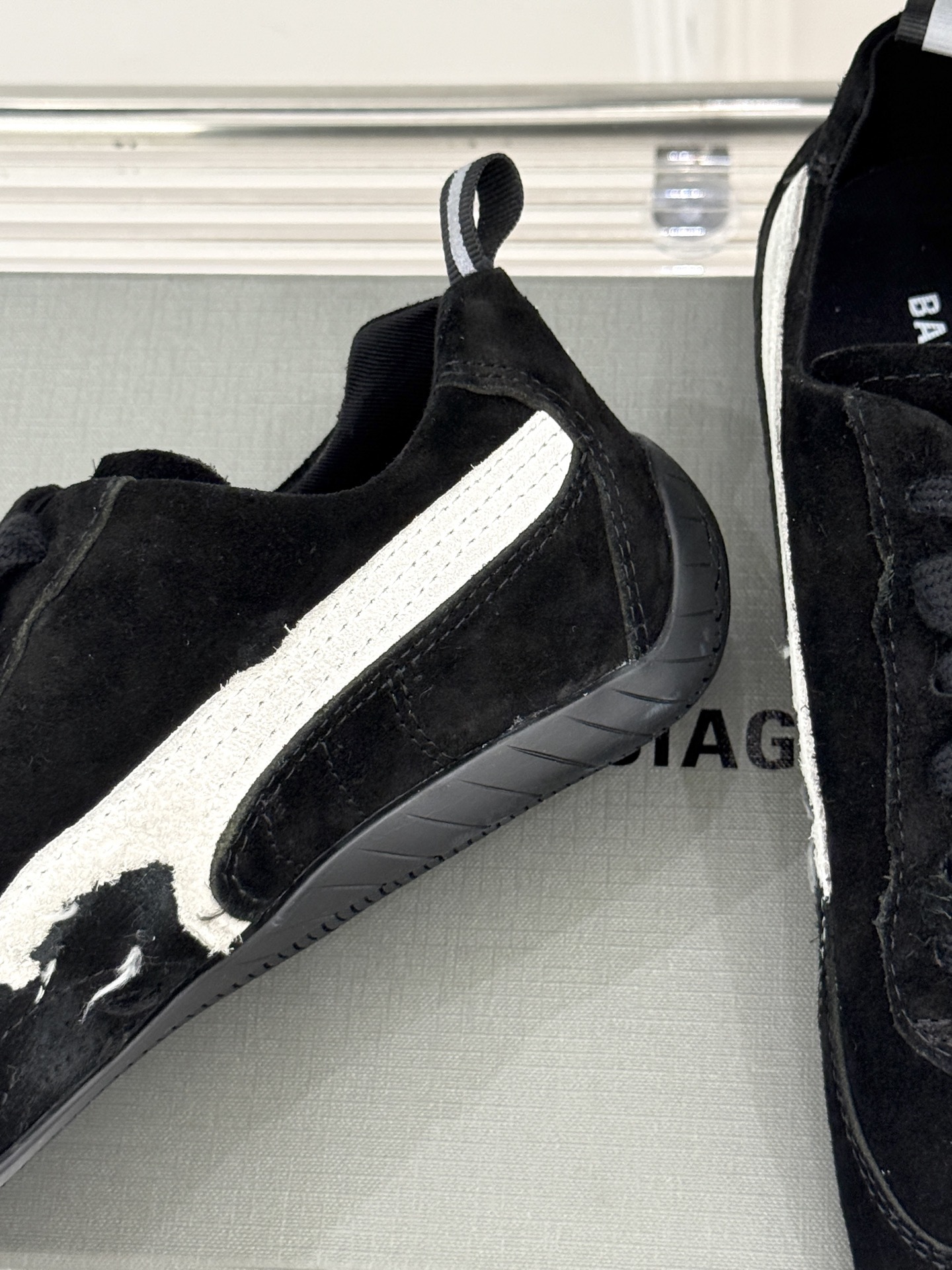 BALENCIAGA X 彪马联名情侣款德训鞋
时尚是一场永不停歇的对话
而BALENCIAGA与彪马