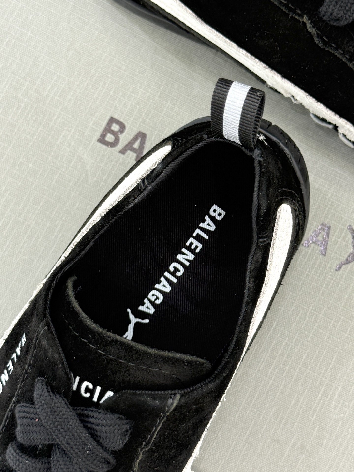 BALENCIAGA X 彪马联名情侣款德训鞋
时尚是一场永不停歇的对话
而BALENCIAGA与彪马