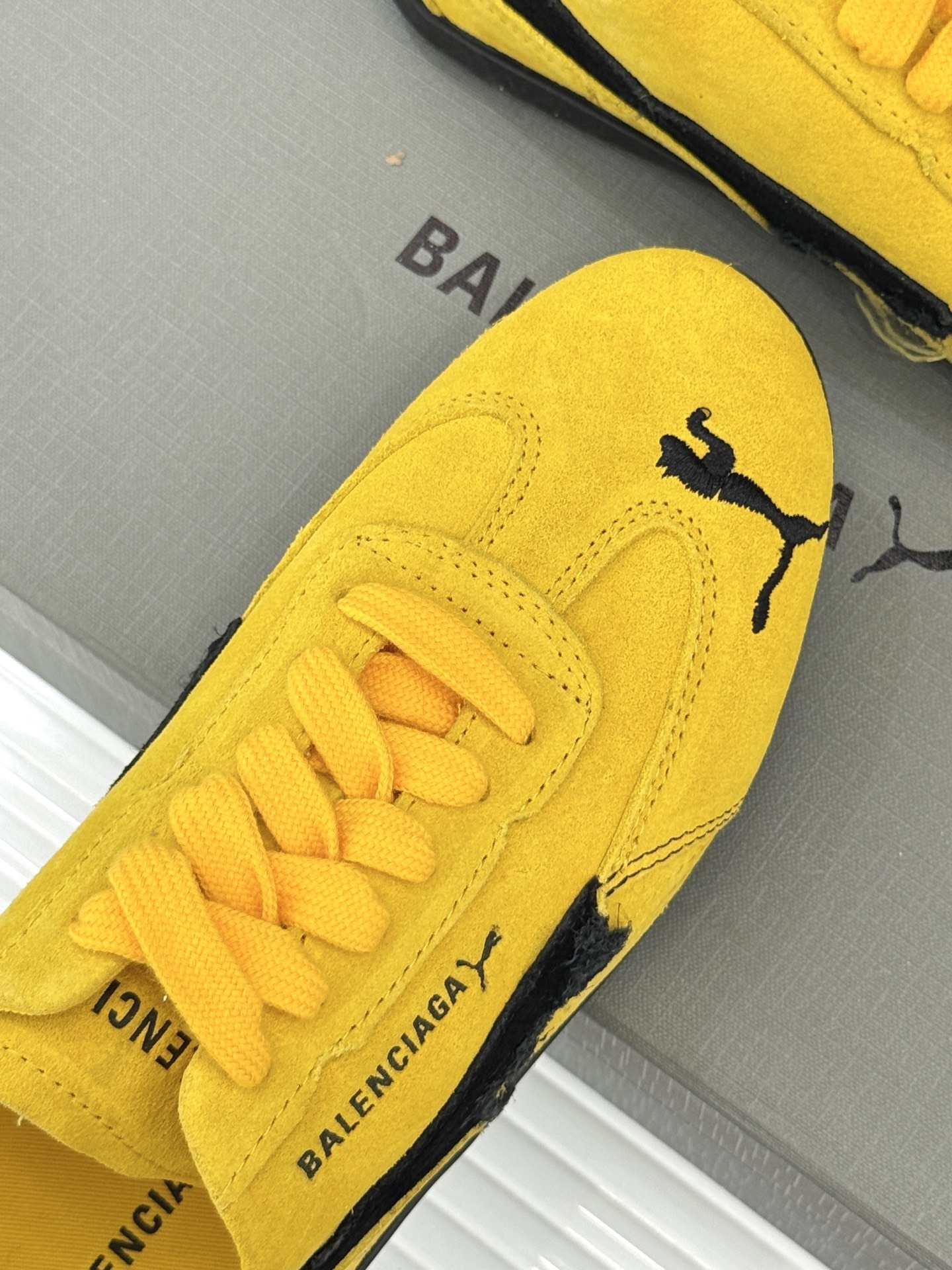 BALENCIAGA X 彪马联名情侣款德训鞋
时尚是一场永不停歇的对话
而BALENCIAGA与彪马