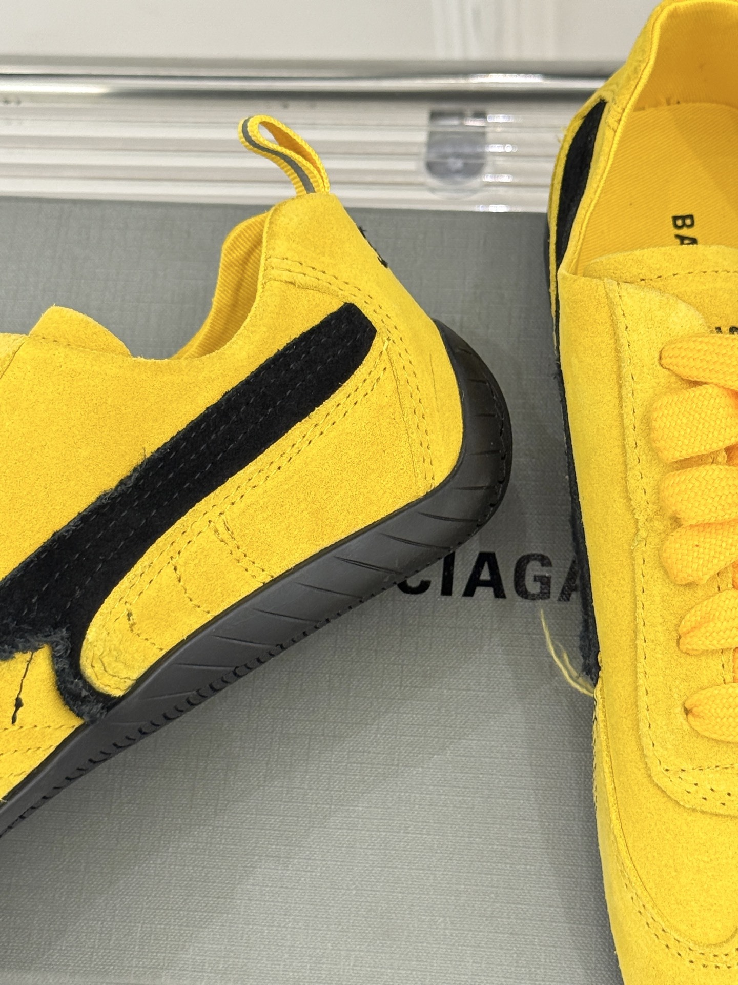 BALENCIAGA X 彪马联名情侣款德训鞋
时尚是一场永不停歇的对话
而BALENCIAGA与彪马
