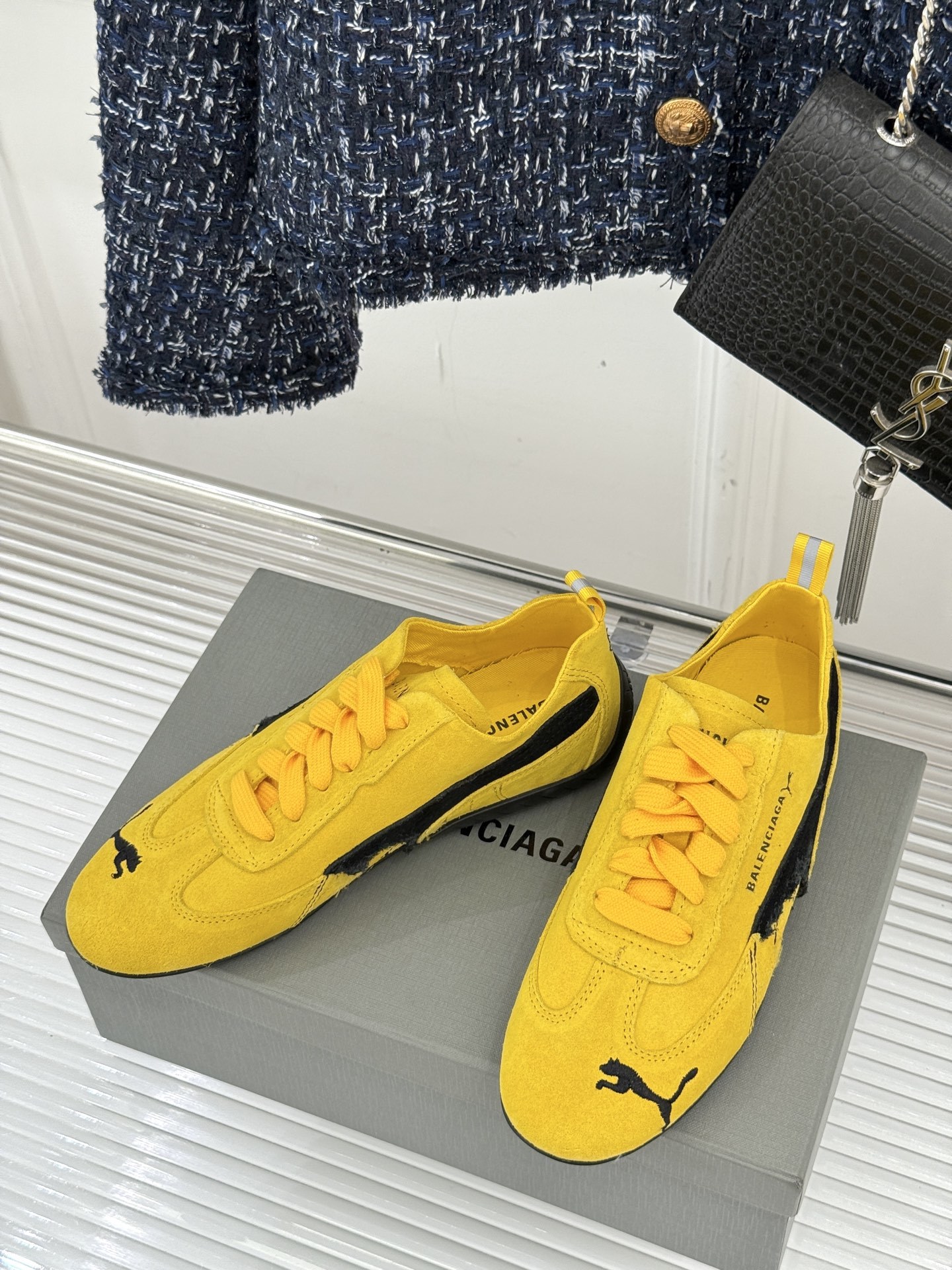 BALENCIAGA X 彪马联名情侣款德训鞋
时尚是一场永不停歇的对话
而BALENCIAGA与彪马
