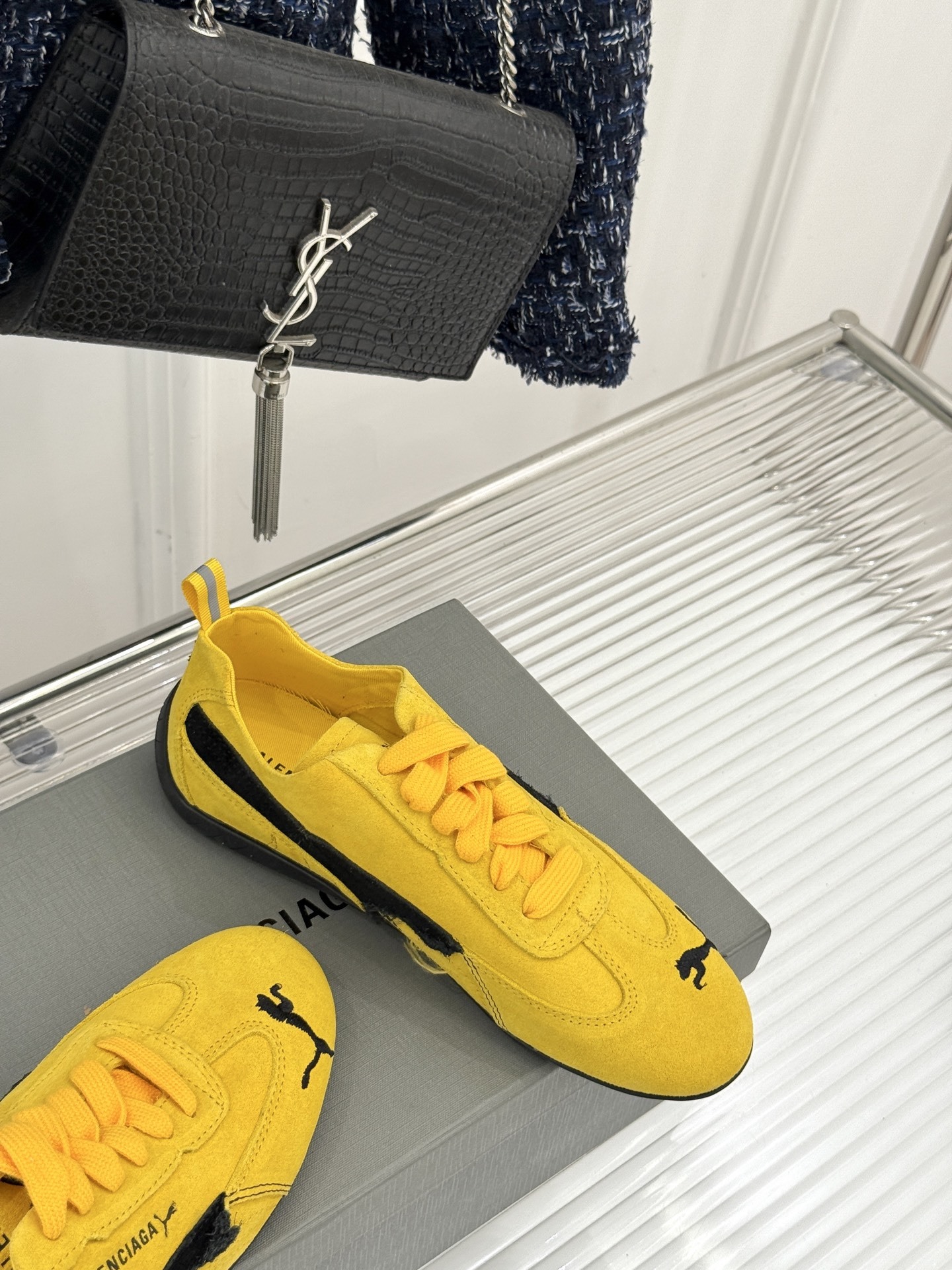 BALENCIAGA X 彪马联名情侣款德训鞋
时尚是一场永不停歇的对话
而BALENCIAGA与彪马
