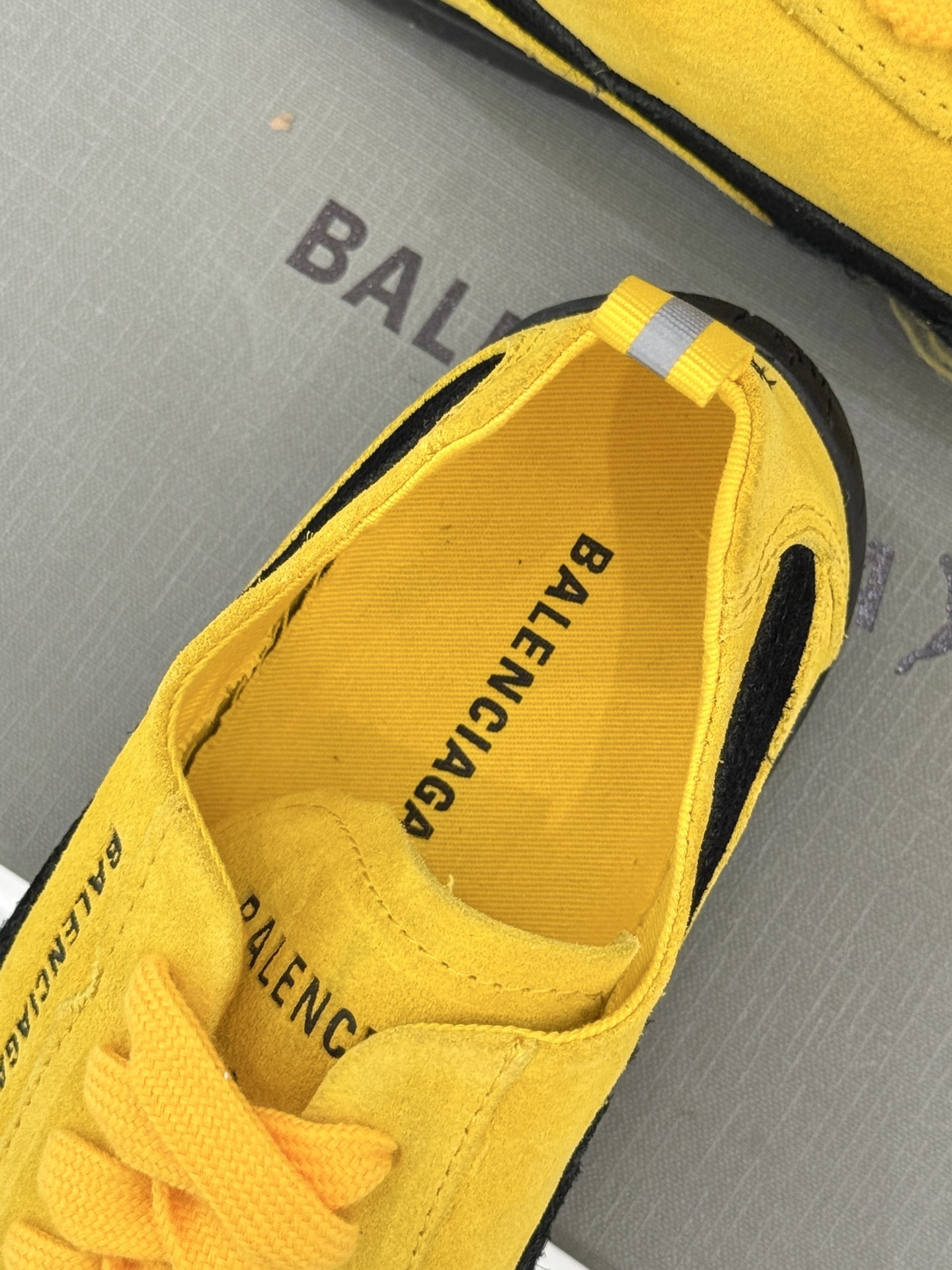 BALENCIAGA X 彪马联名情侣款德训鞋
时尚是一场永不停歇的对话
而BALENCIAGA与彪马