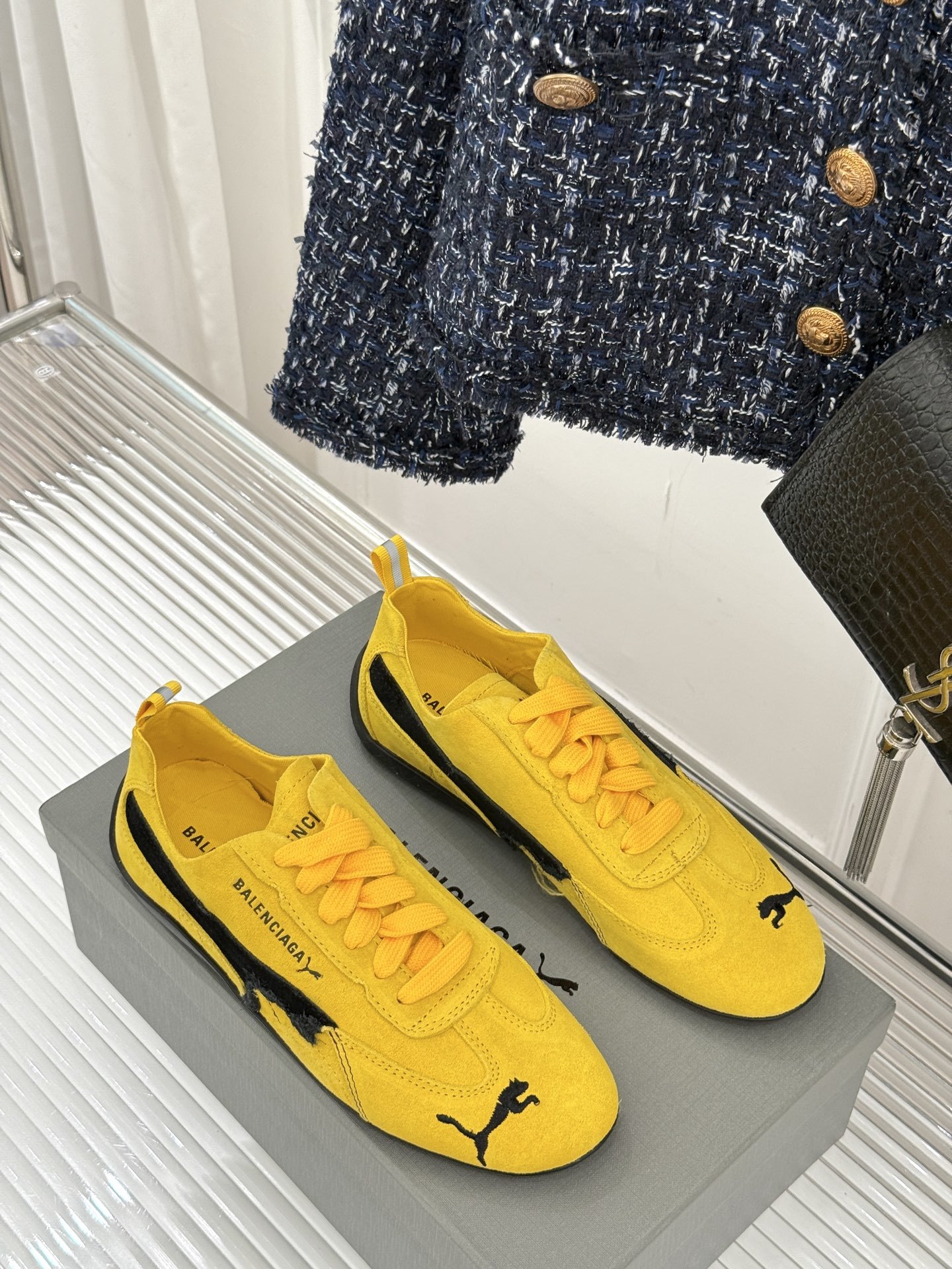 BALENCIAGA X 彪马联名情侣款德训鞋
时尚是一场永不停歇的对话
而BALENCIAGA与彪马