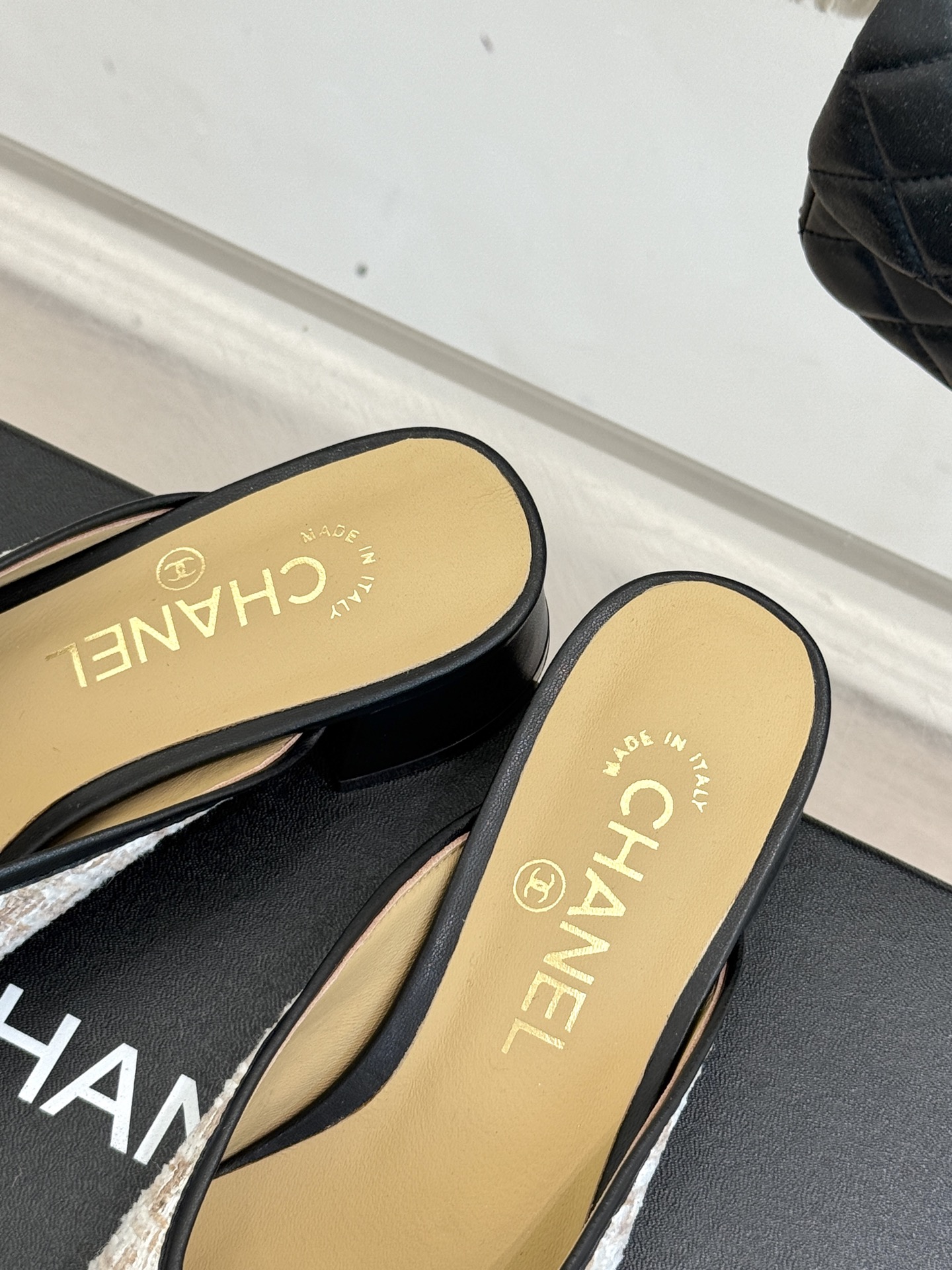 
CHANE*｜小香经典春夏新品
网纱水钻双C粗跟半拖拖鞋
这一季的春款真的太爱了！
网面若隐若现 性感