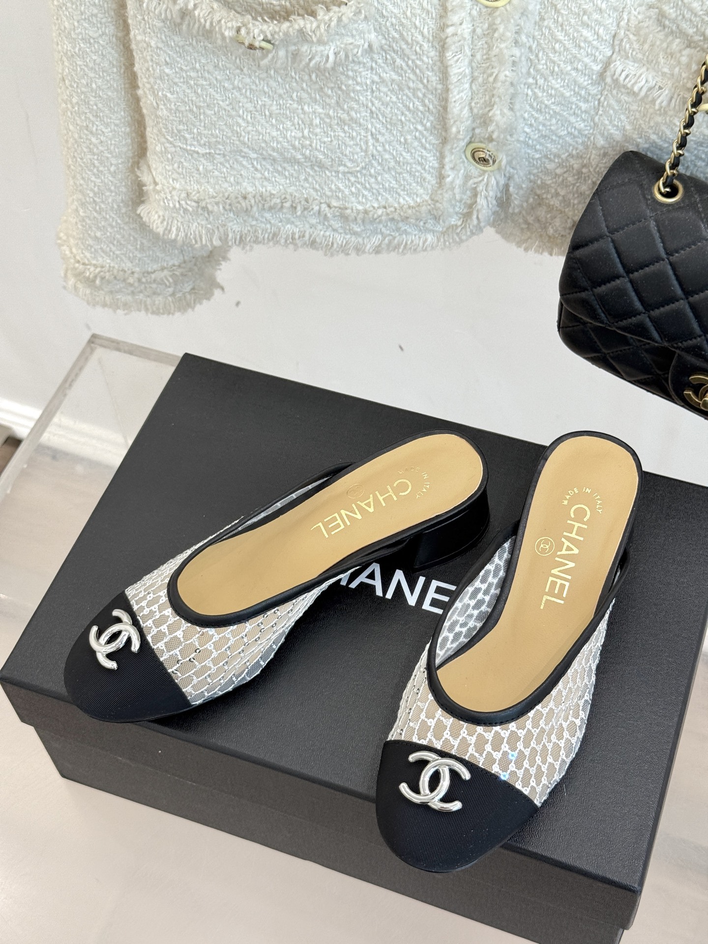 
CHANE*｜小香经典春夏新品
网纱水钻双C粗跟半拖拖鞋
这一季的春款真的太爱了！
网面若隐若现 性感