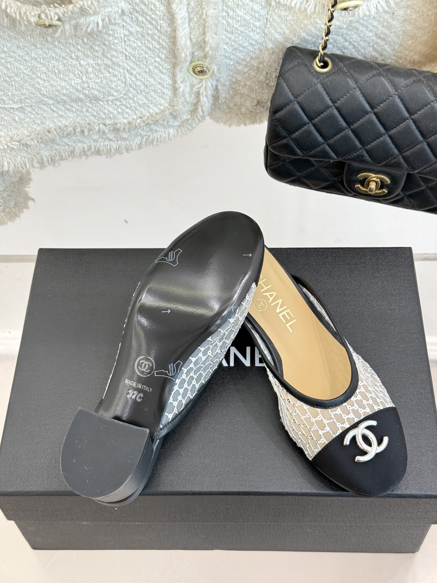 
CHANE*｜小香经典春夏新品
网纱水钻双C粗跟半拖拖鞋
这一季的春款真的太爱了！
网面若隐若现 性感