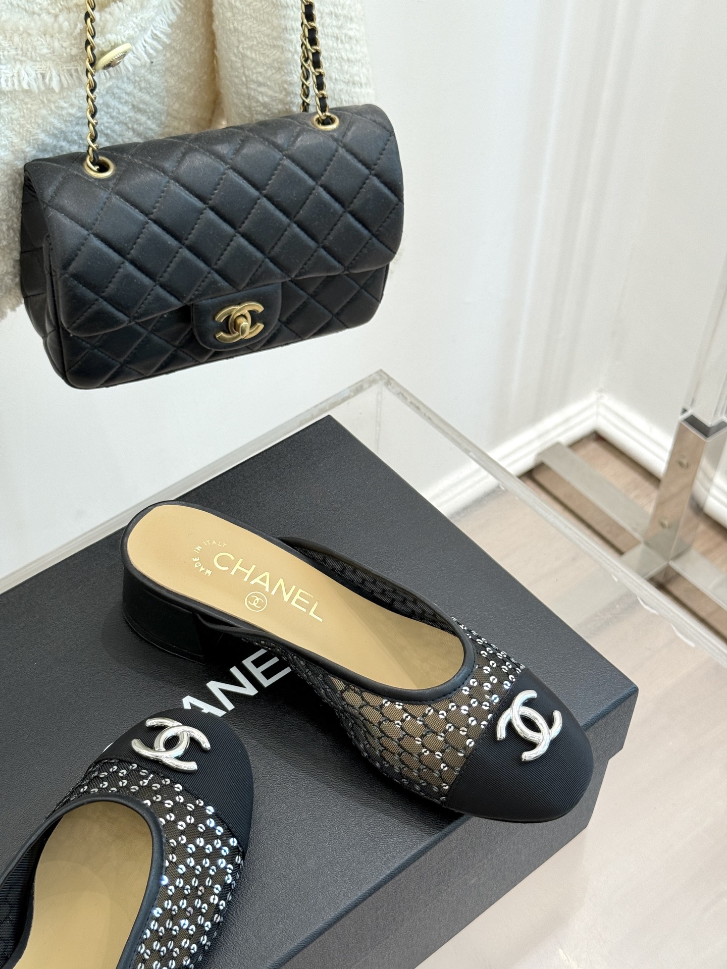 
CHANE*｜小香经典春夏新品
网纱水钻双C粗跟半拖拖鞋
这一季的春款真的太爱了！
网面若隐若现 性感