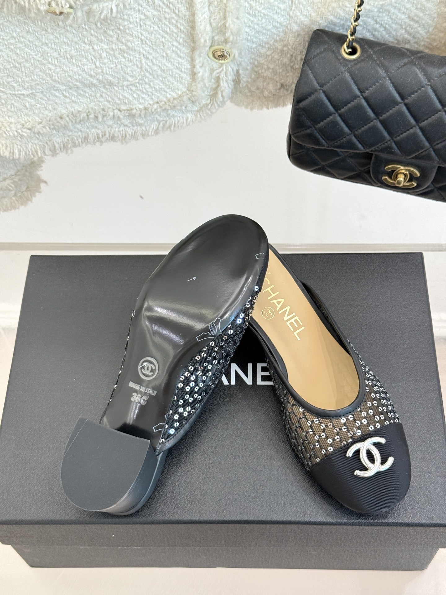 
CHANE*｜小香经典春夏新品
网纱水钻双C粗跟半拖拖鞋
这一季的春款真的太爱了！
网面若隐若现 性感