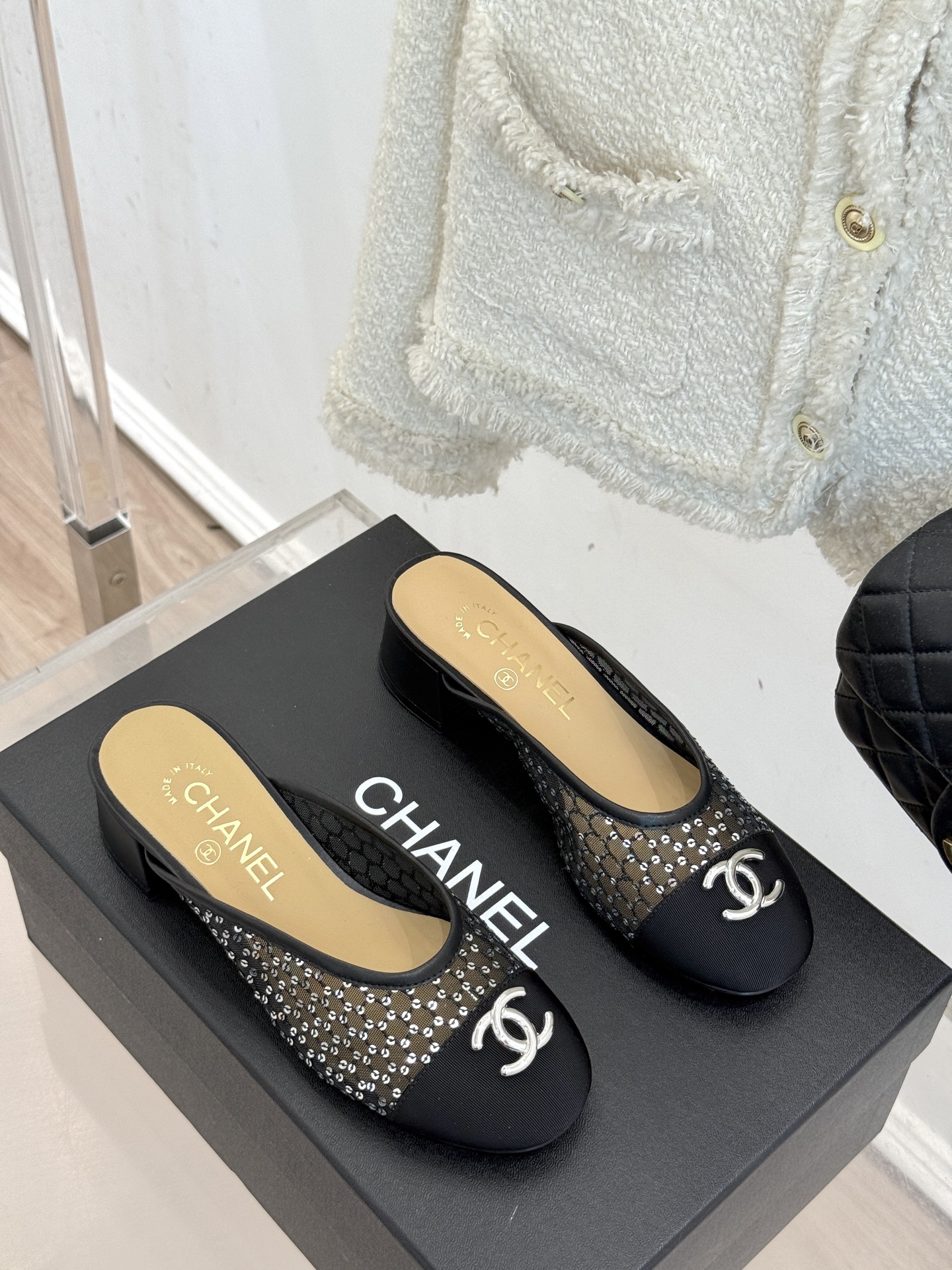 
CHANE*｜小香经典春夏新品
网纱水钻双C粗跟半拖拖鞋
这一季的春款真的太爱了！
网面若隐若现 性感